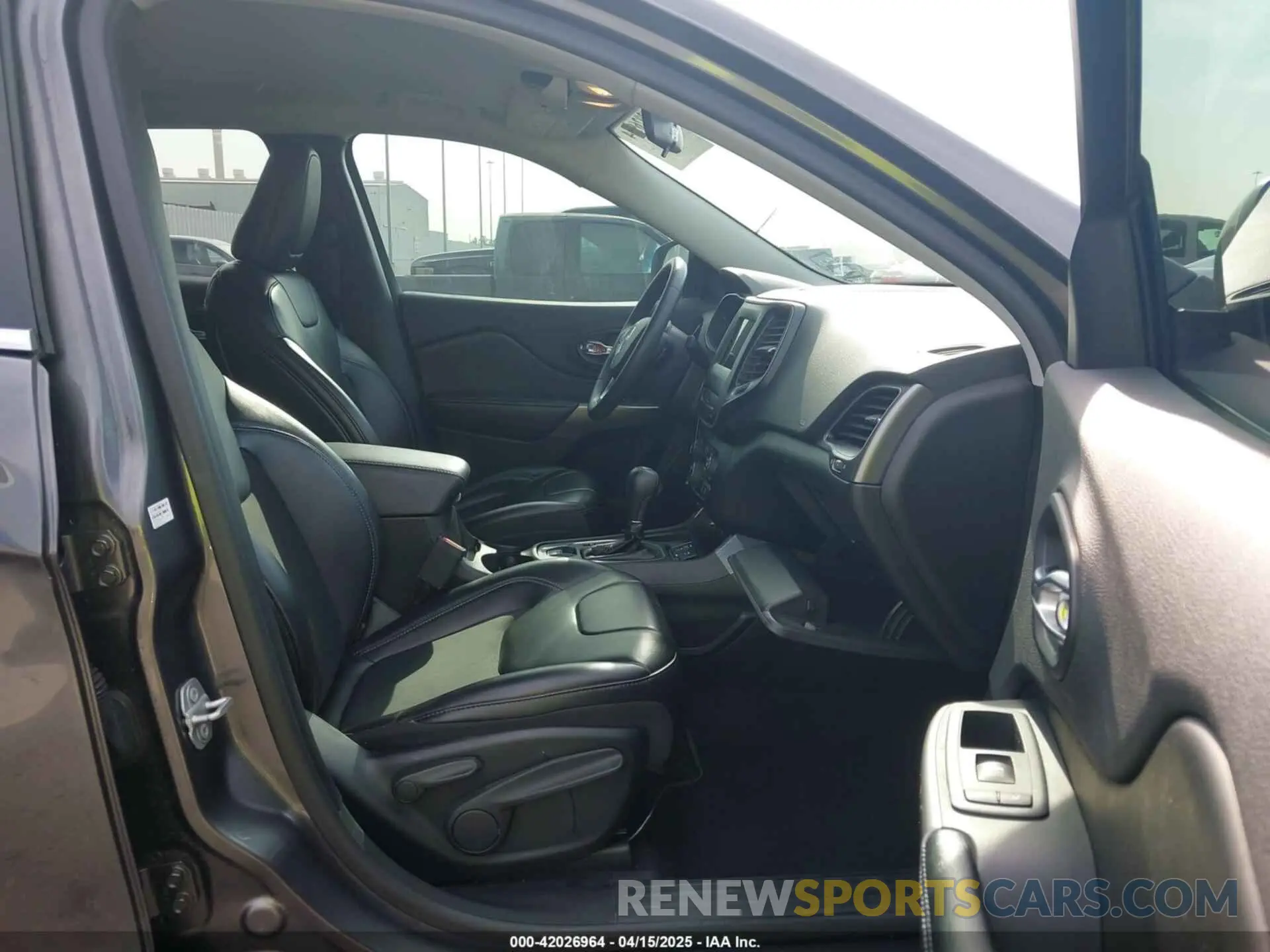 5 Photograph of a damaged car 1C4PJLLB2KD403502 JEEP CHEROKEE 2019