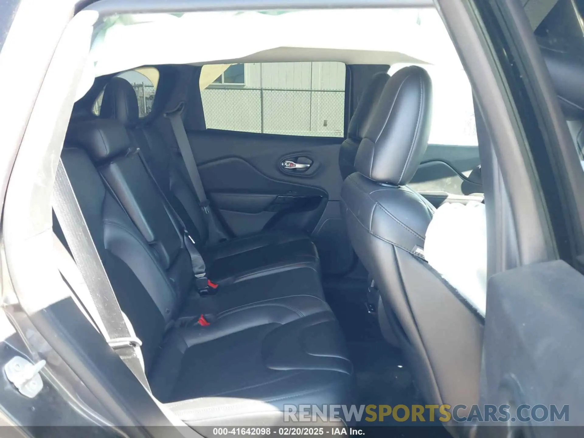 8 Photograph of a damaged car 1C4PJLLB2KD438654 JEEP CHEROKEE 2019