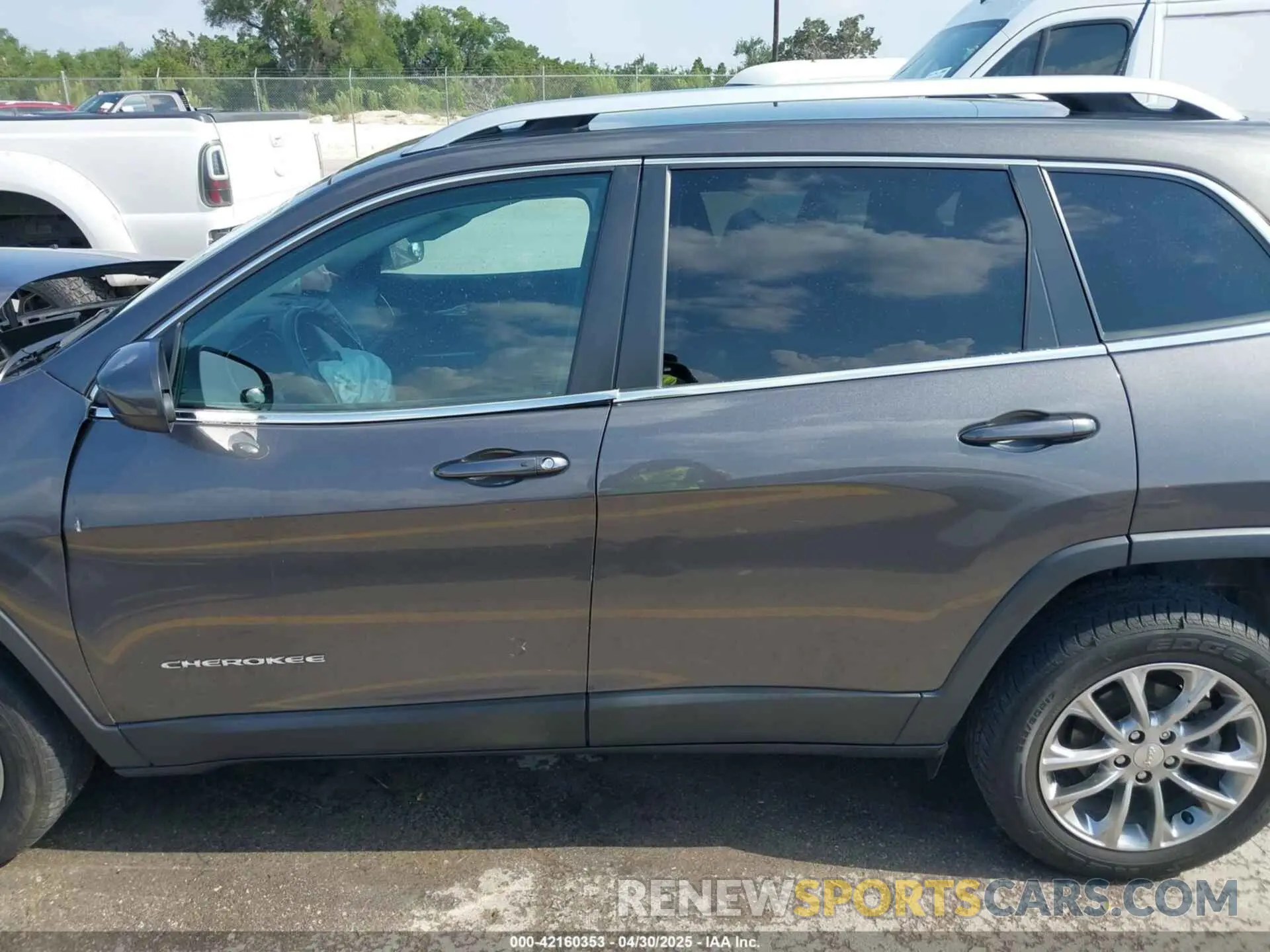 15 Photograph of a damaged car 1C4PJLLB3KD143546 JEEP CHEROKEE 2019