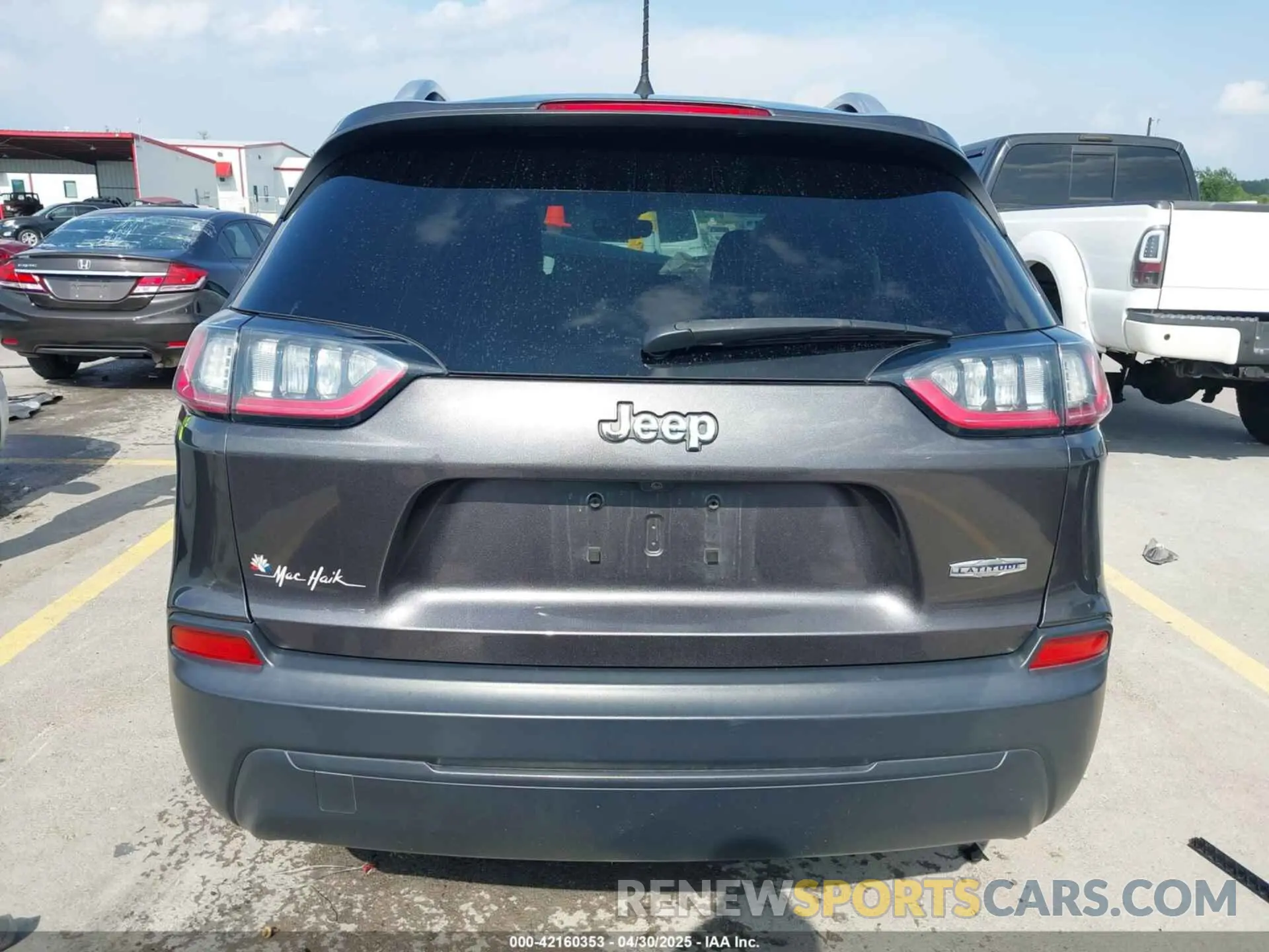17 Photograph of a damaged car 1C4PJLLB3KD143546 JEEP CHEROKEE 2019
