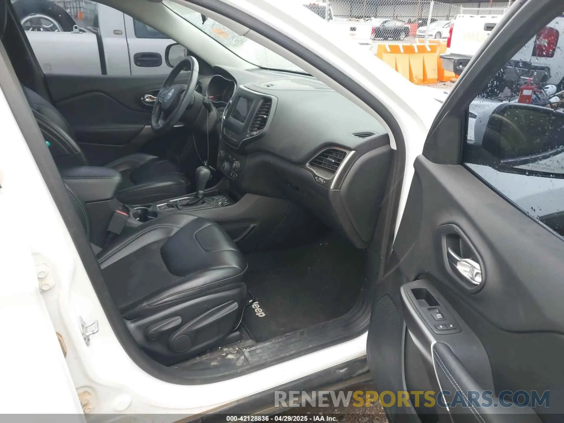 5 Photograph of a damaged car 1C4PJLLB3KD151355 JEEP CHEROKEE 2019