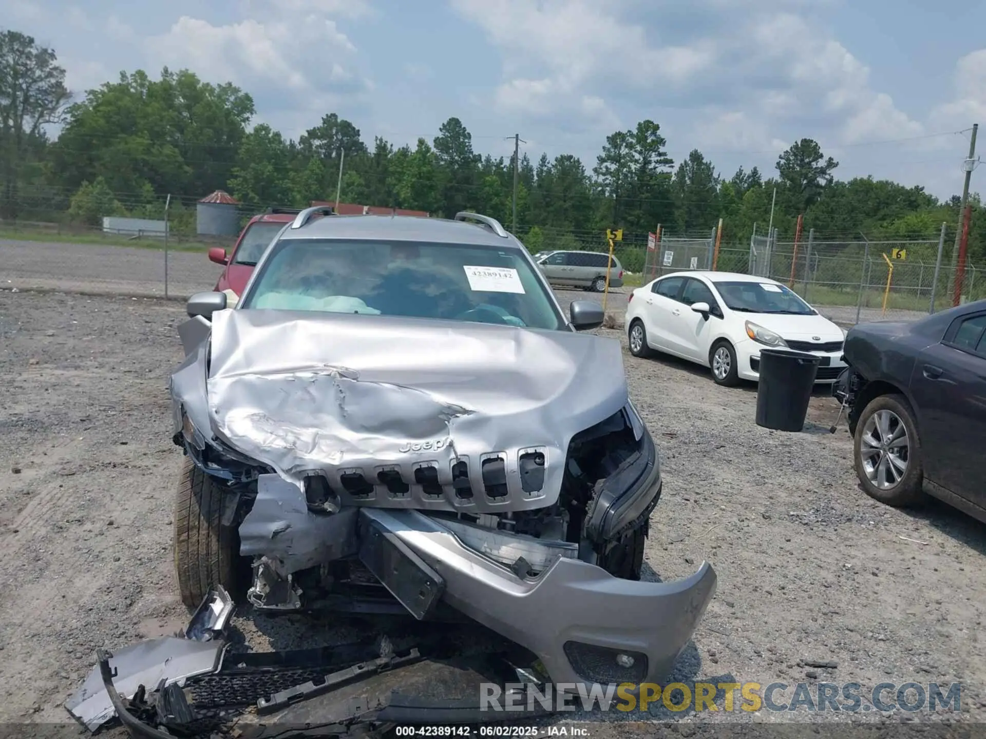 12 Photograph of a damaged car 1C4PJLLB3KD184842 JEEP CHEROKEE 2019