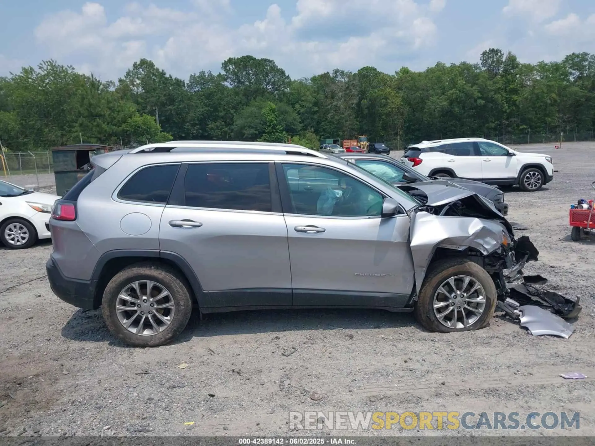 13 Photograph of a damaged car 1C4PJLLB3KD184842 JEEP CHEROKEE 2019