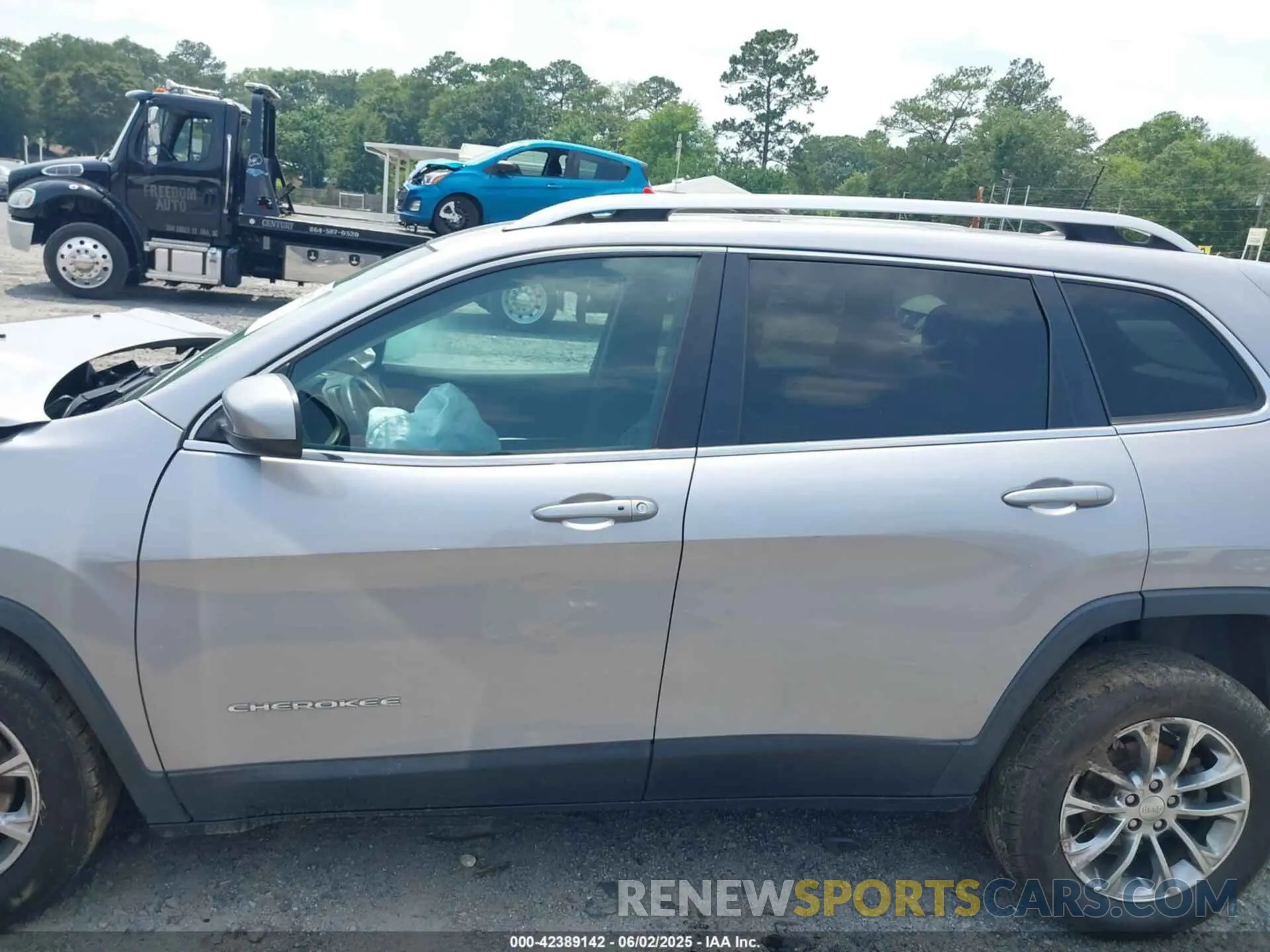 14 Photograph of a damaged car 1C4PJLLB3KD184842 JEEP CHEROKEE 2019