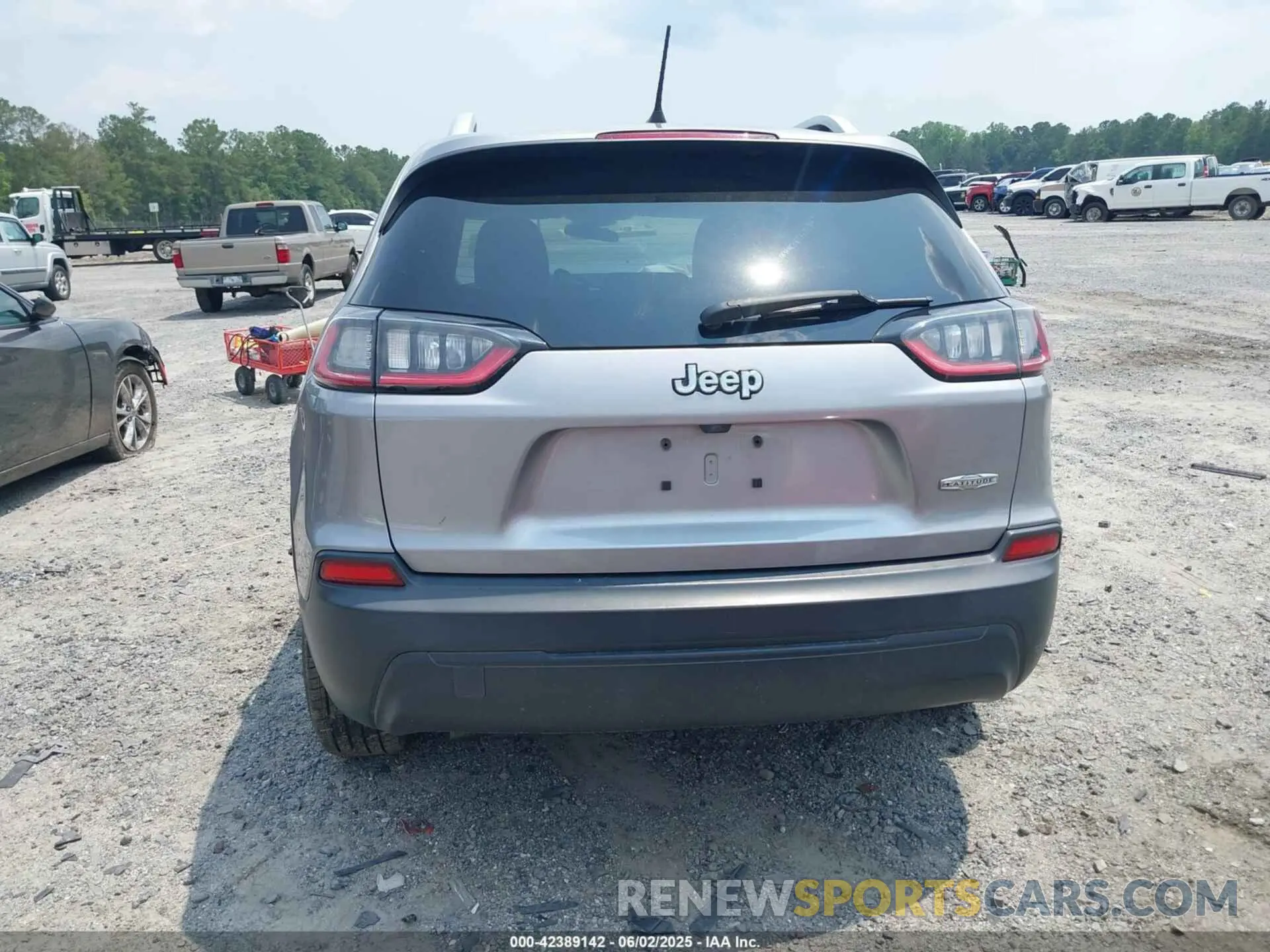 16 Photograph of a damaged car 1C4PJLLB3KD184842 JEEP CHEROKEE 2019