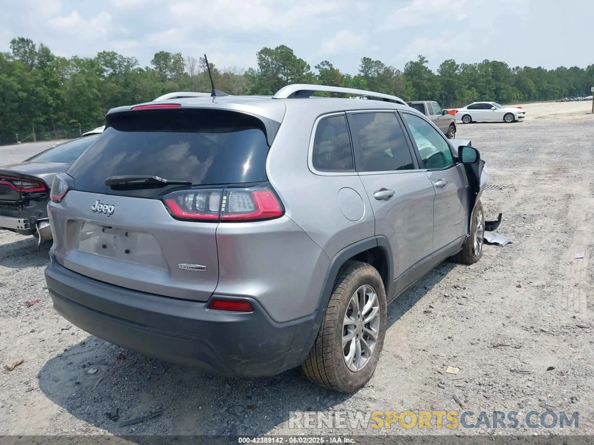 4 Photograph of a damaged car 1C4PJLLB3KD184842 JEEP CHEROKEE 2019