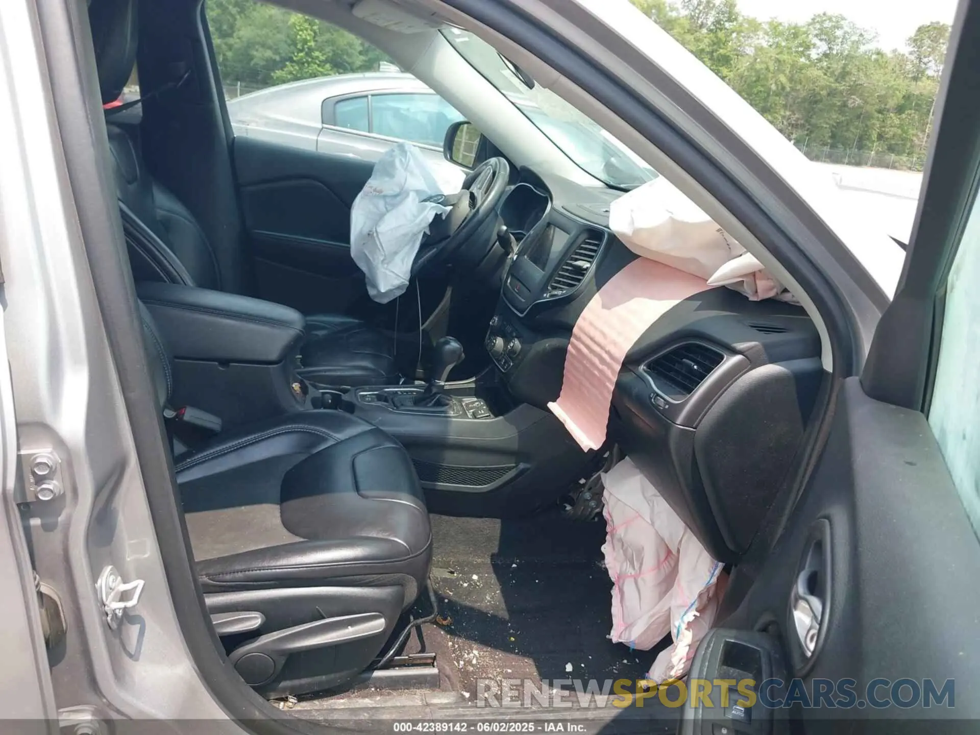 5 Photograph of a damaged car 1C4PJLLB3KD184842 JEEP CHEROKEE 2019