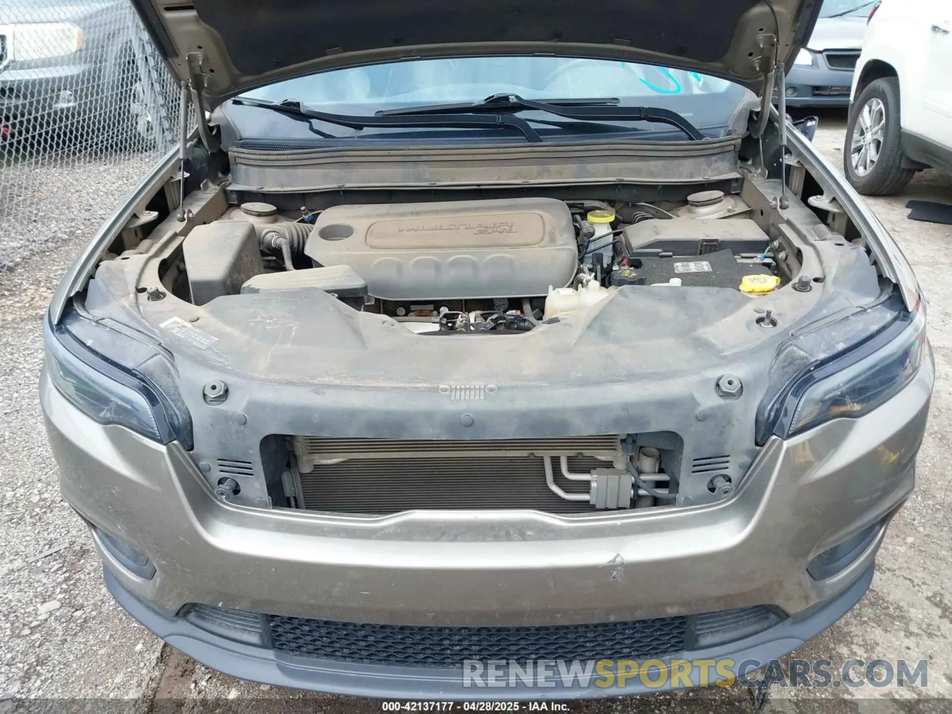 10 Photograph of a damaged car 1C4PJLLB3KD243047 JEEP CHEROKEE 2019