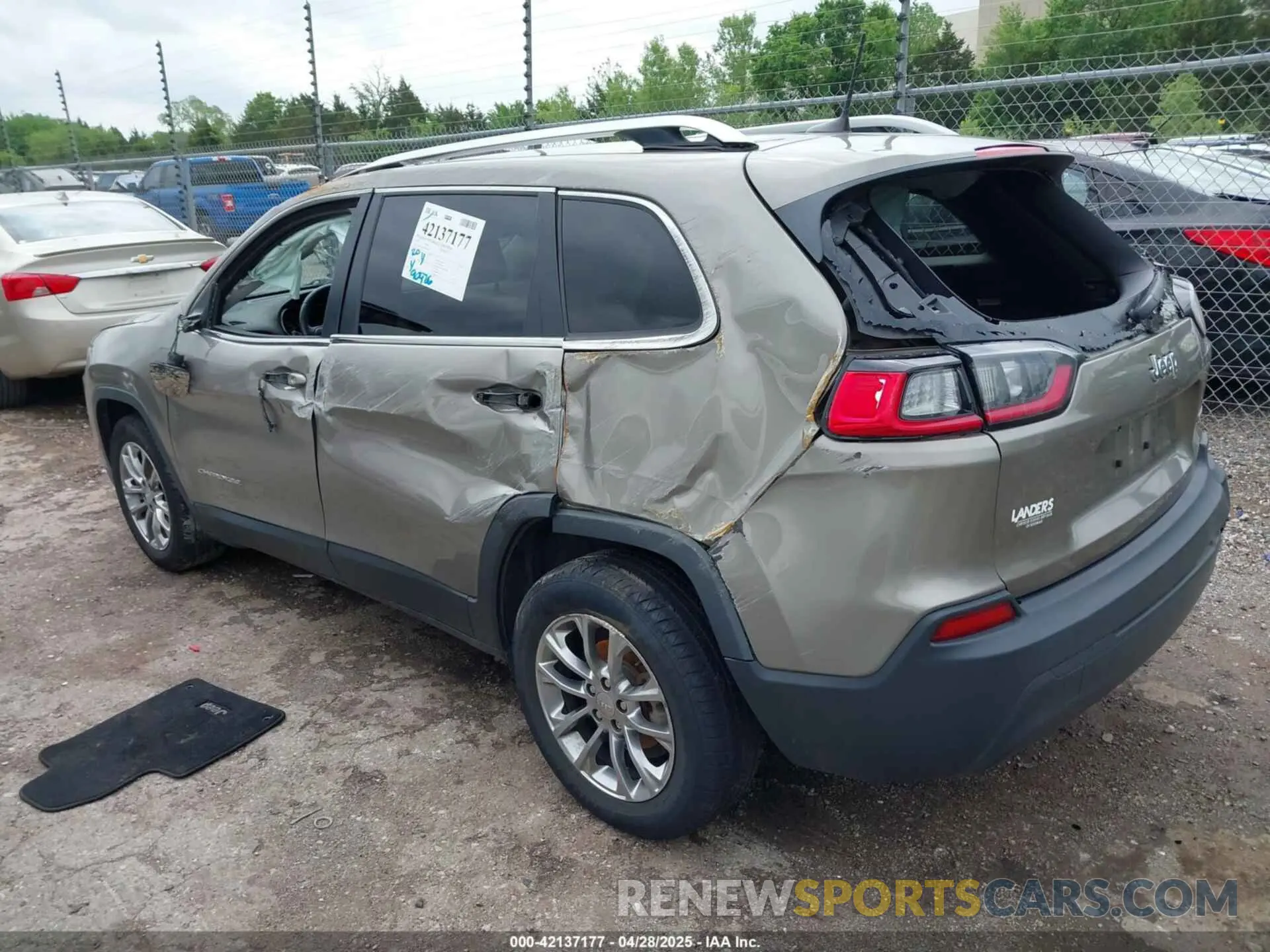 3 Photograph of a damaged car 1C4PJLLB3KD243047 JEEP CHEROKEE 2019