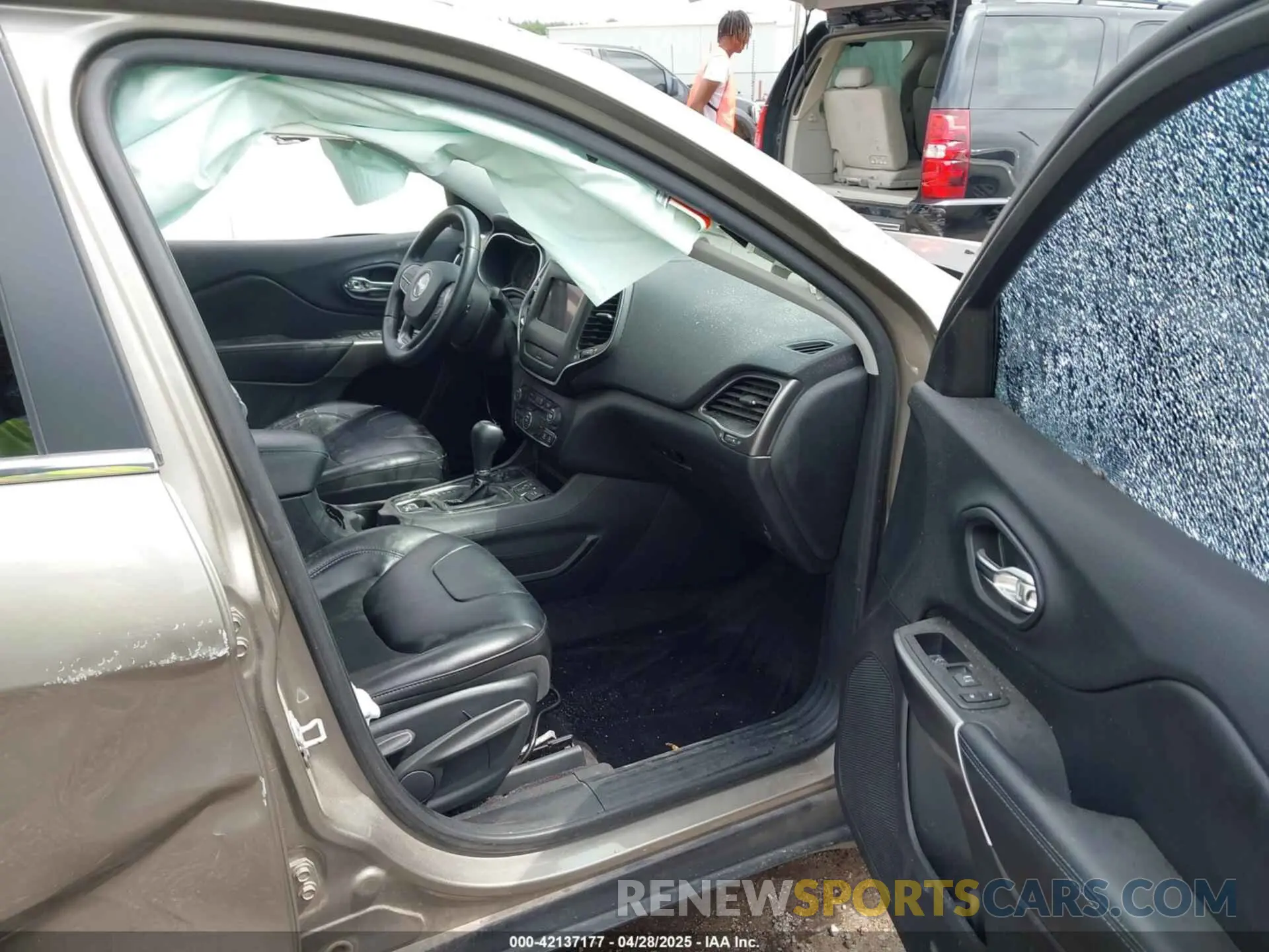 5 Photograph of a damaged car 1C4PJLLB3KD243047 JEEP CHEROKEE 2019
