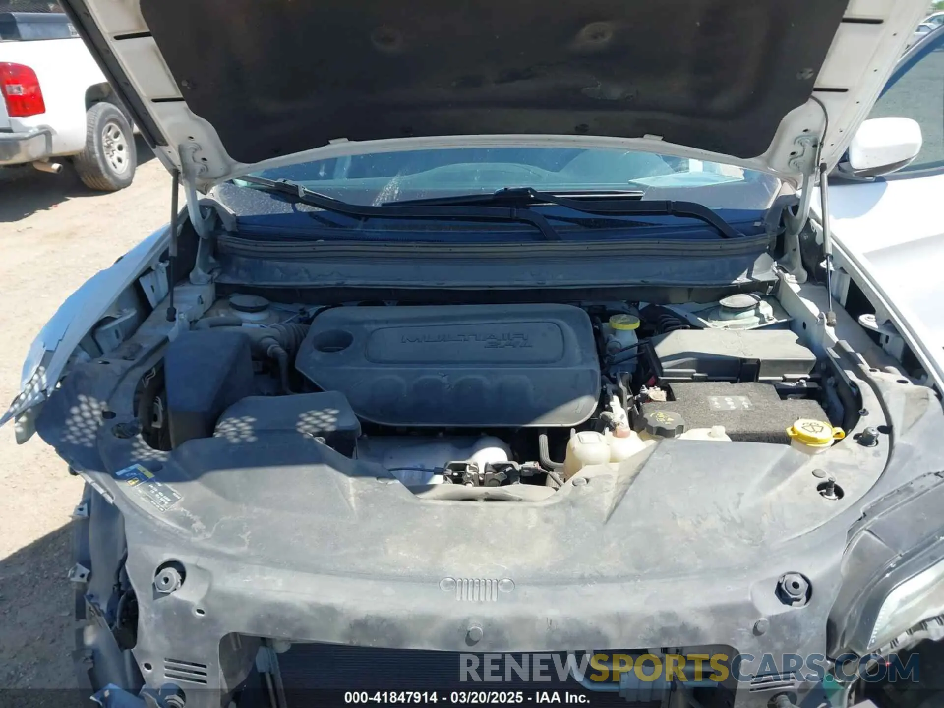 10 Photograph of a damaged car 1C4PJLLB3KD339230 JEEP CHEROKEE 2019