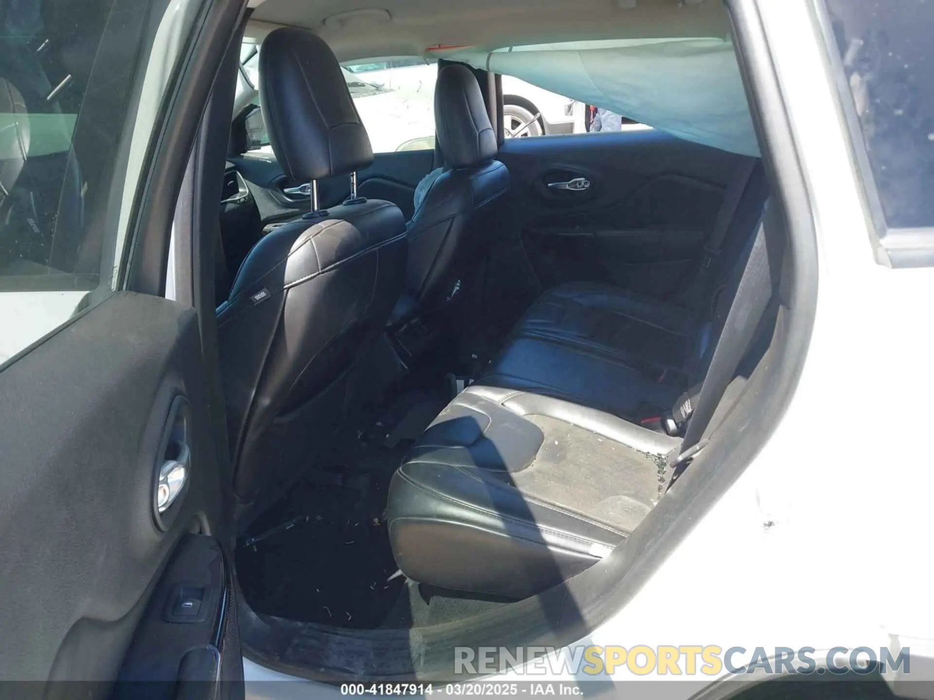 8 Photograph of a damaged car 1C4PJLLB3KD339230 JEEP CHEROKEE 2019