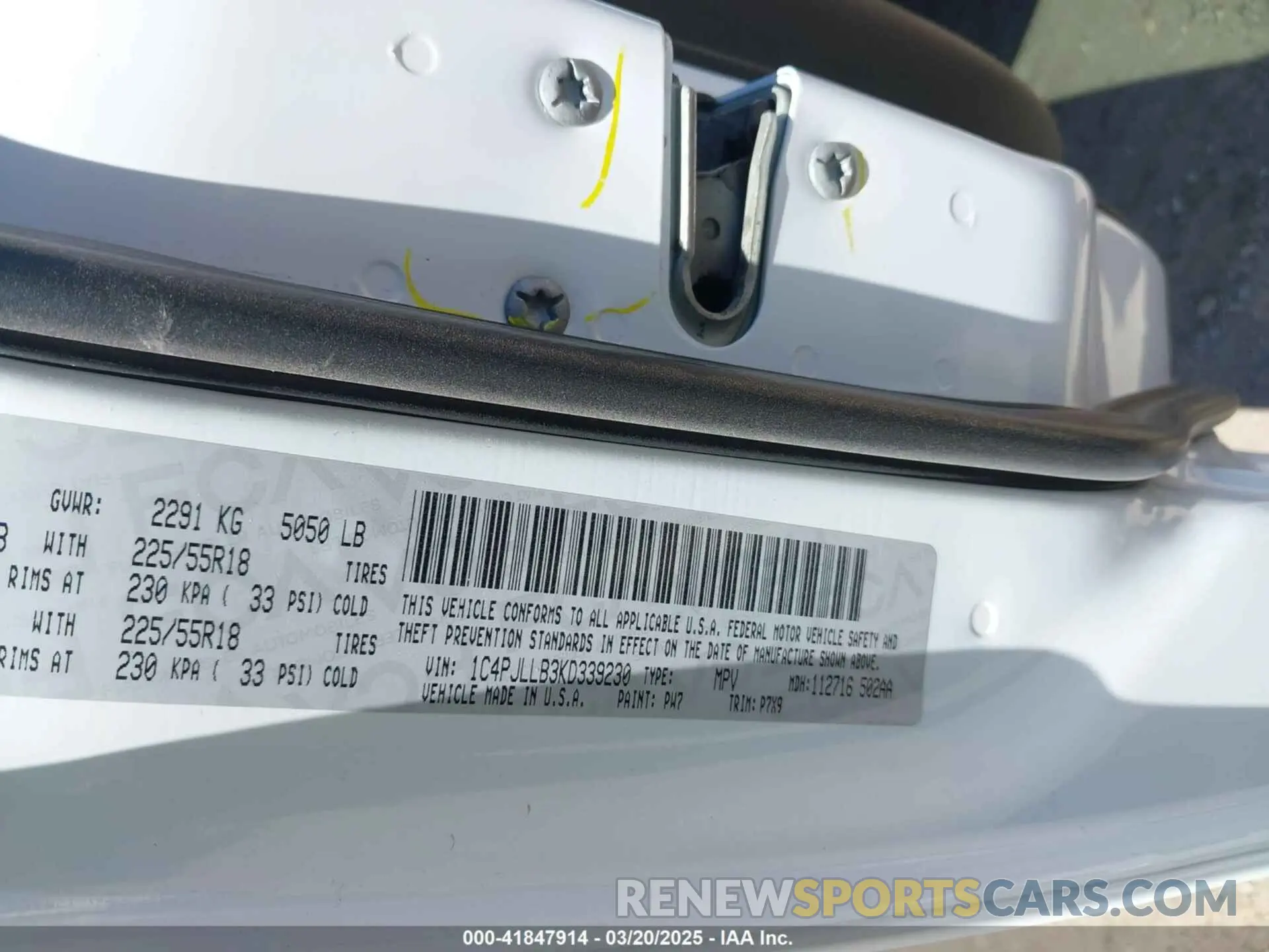 9 Photograph of a damaged car 1C4PJLLB3KD339230 JEEP CHEROKEE 2019