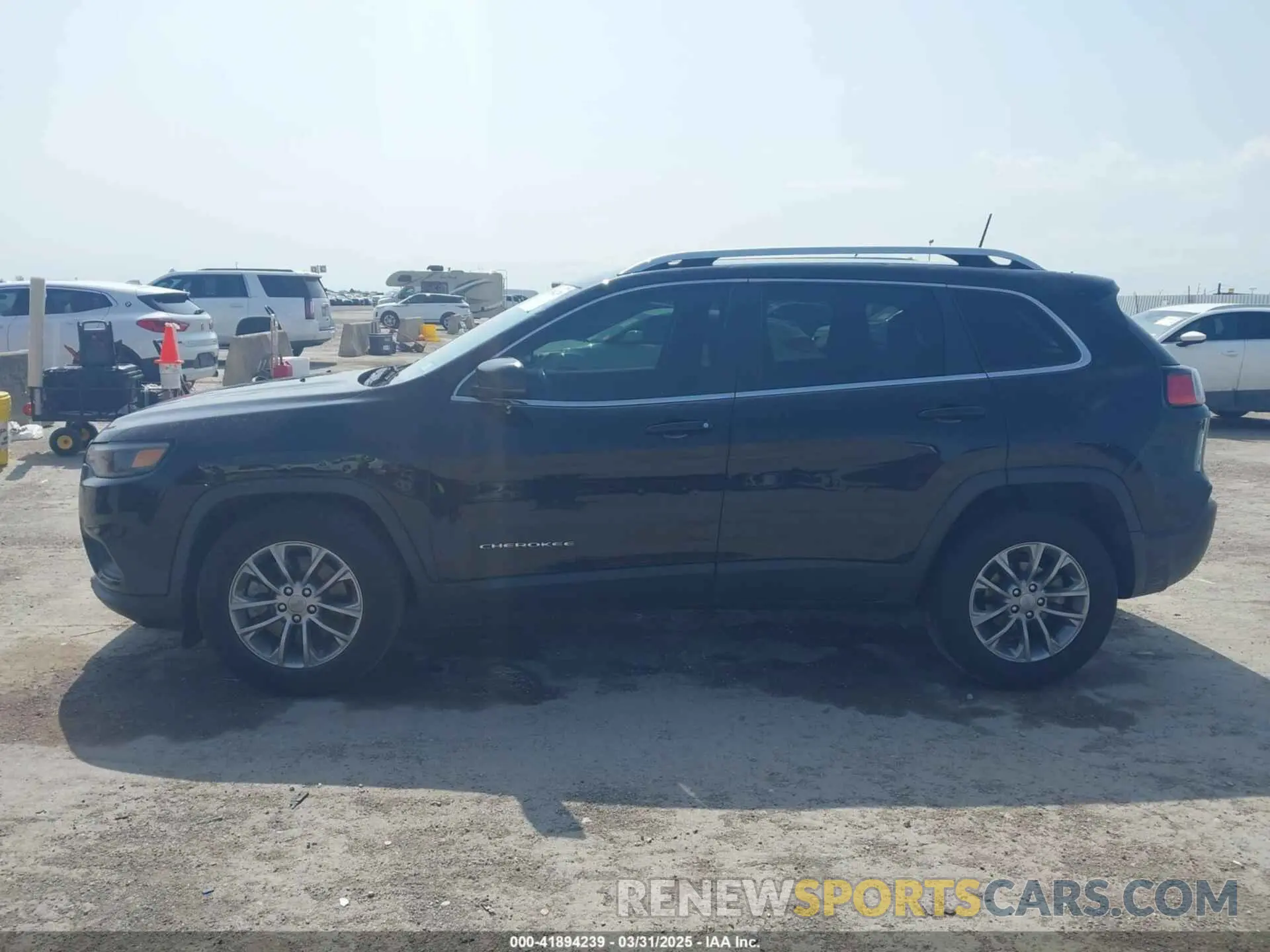 14 Photograph of a damaged car 1C4PJLLB3KD377525 JEEP CHEROKEE 2019
