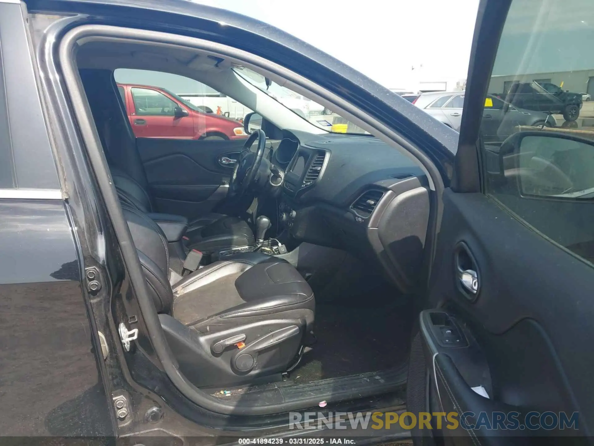 5 Photograph of a damaged car 1C4PJLLB3KD377525 JEEP CHEROKEE 2019