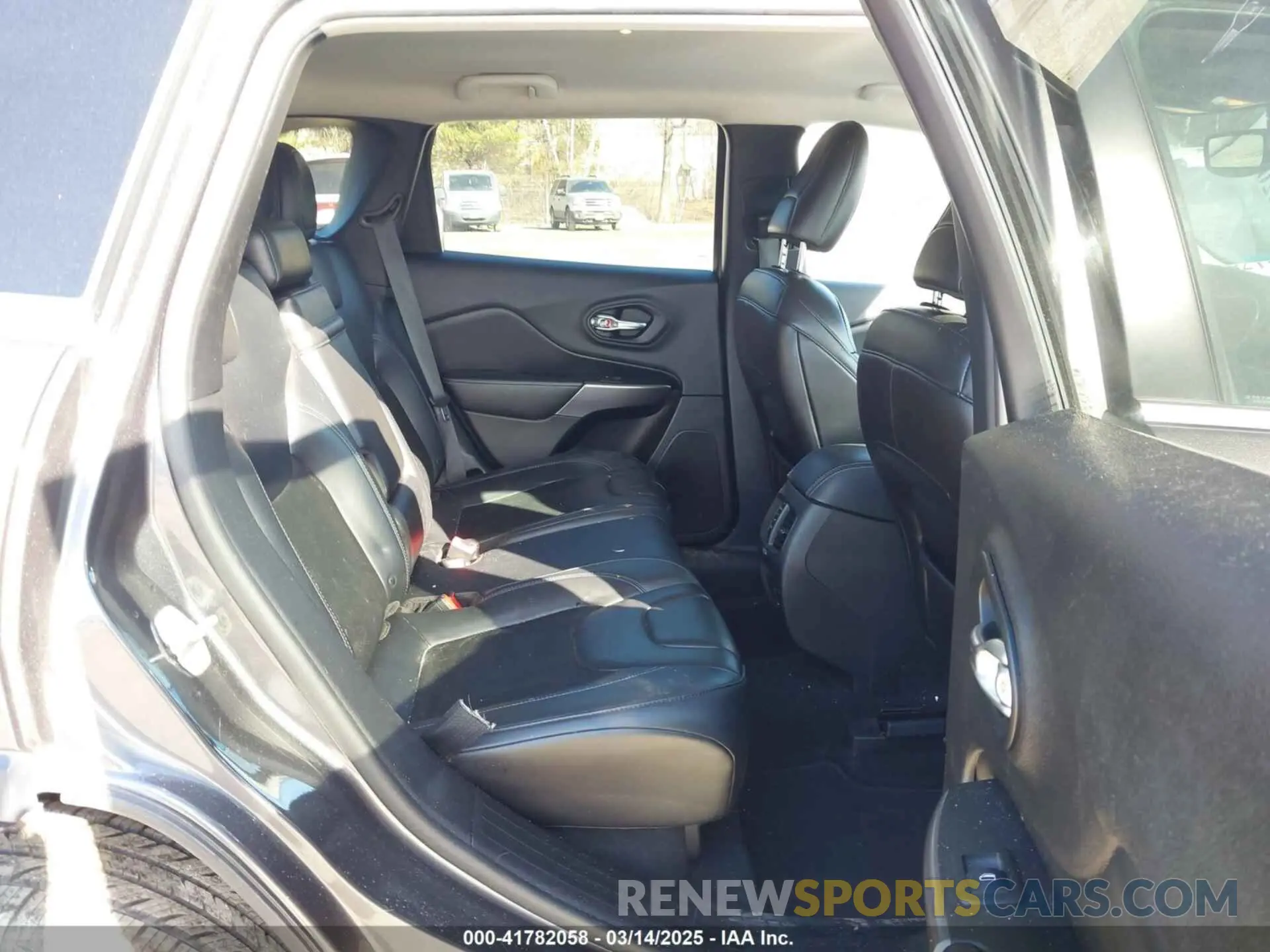 8 Photograph of a damaged car 1C4PJLLB3KD406294 JEEP CHEROKEE 2019