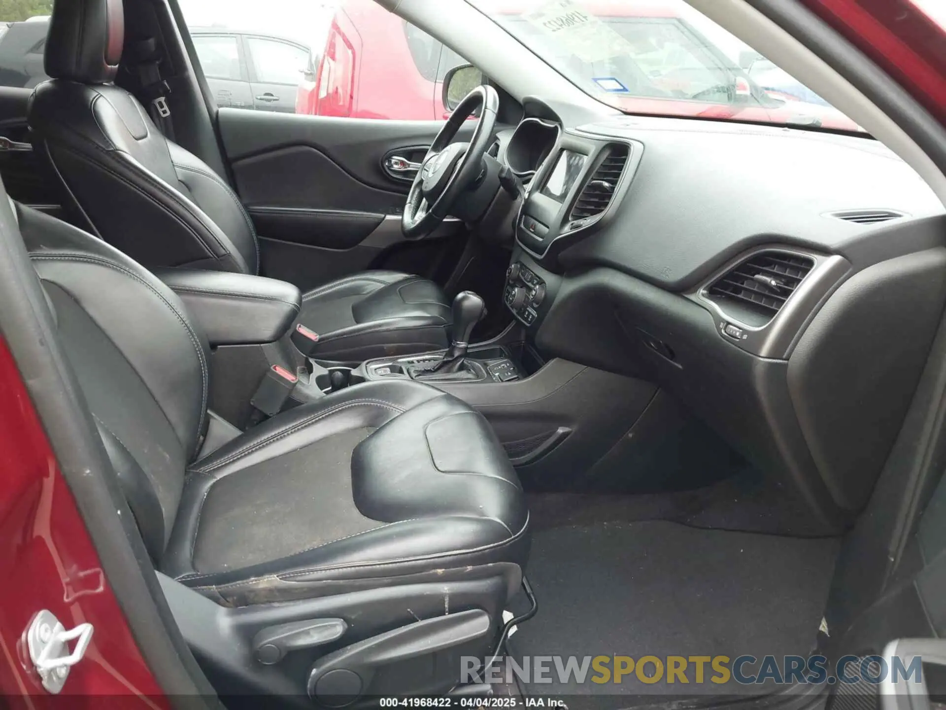 5 Photograph of a damaged car 1C4PJLLB4KD130093 JEEP CHEROKEE 2019
