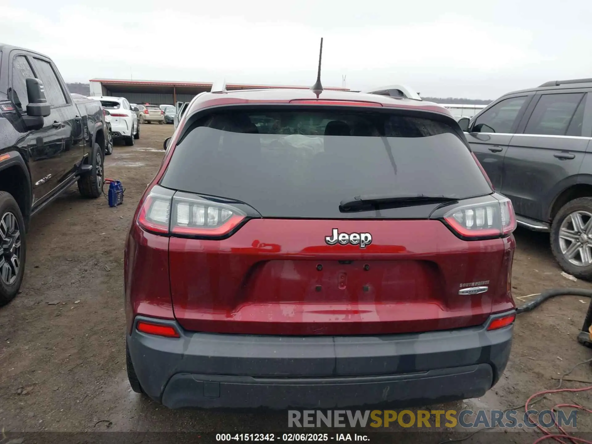 16 Photograph of a damaged car 1C4PJLLB4KD226533 JEEP CHEROKEE 2019