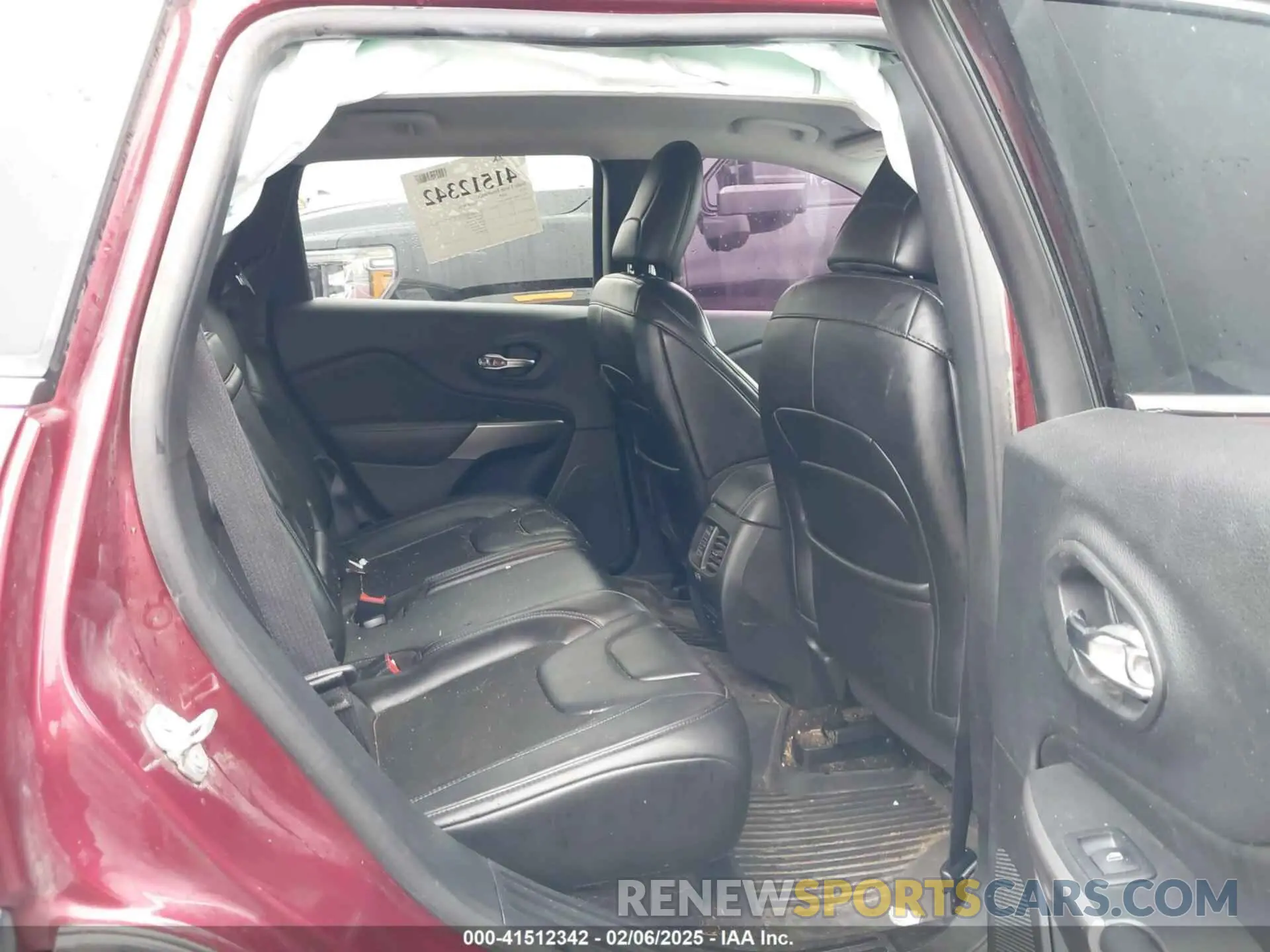 8 Photograph of a damaged car 1C4PJLLB4KD226533 JEEP CHEROKEE 2019