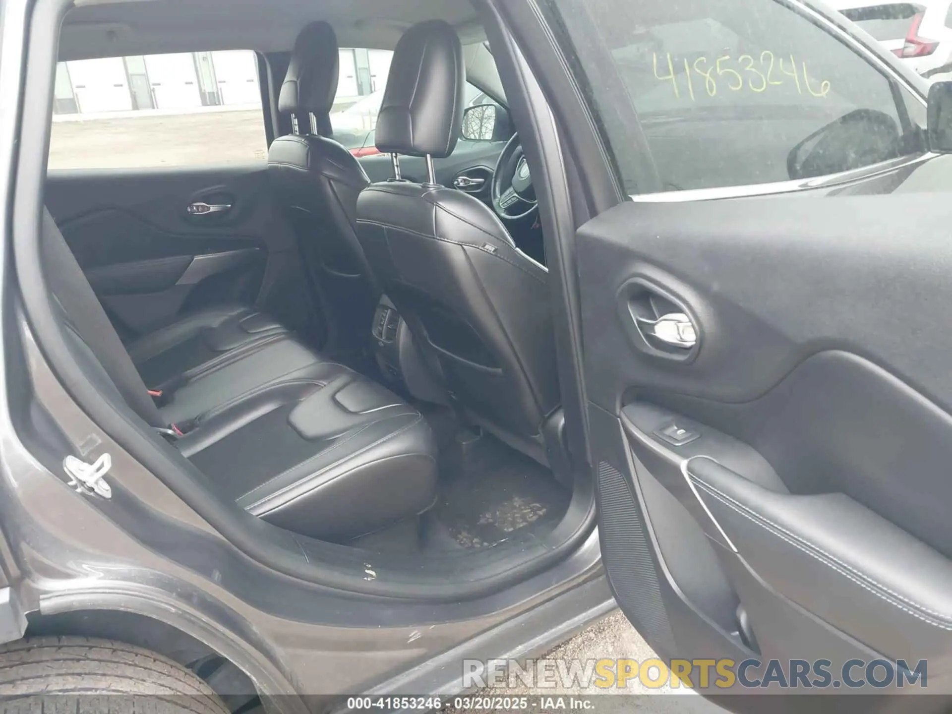 8 Photograph of a damaged car 1C4PJLLB4KD382412 JEEP CHEROKEE 2019