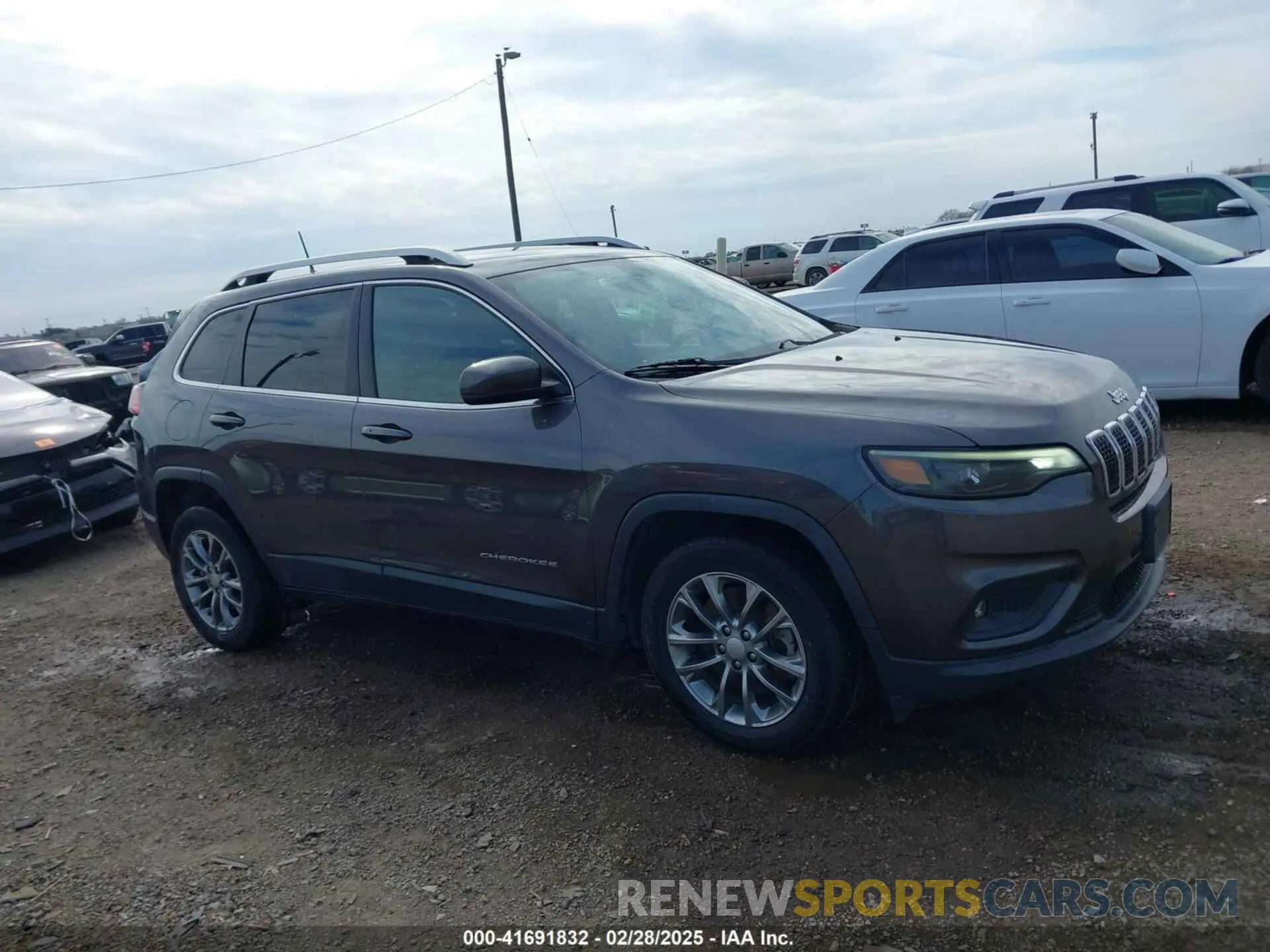 13 Photograph of a damaged car 1C4PJLLB4KD403310 JEEP CHEROKEE 2019