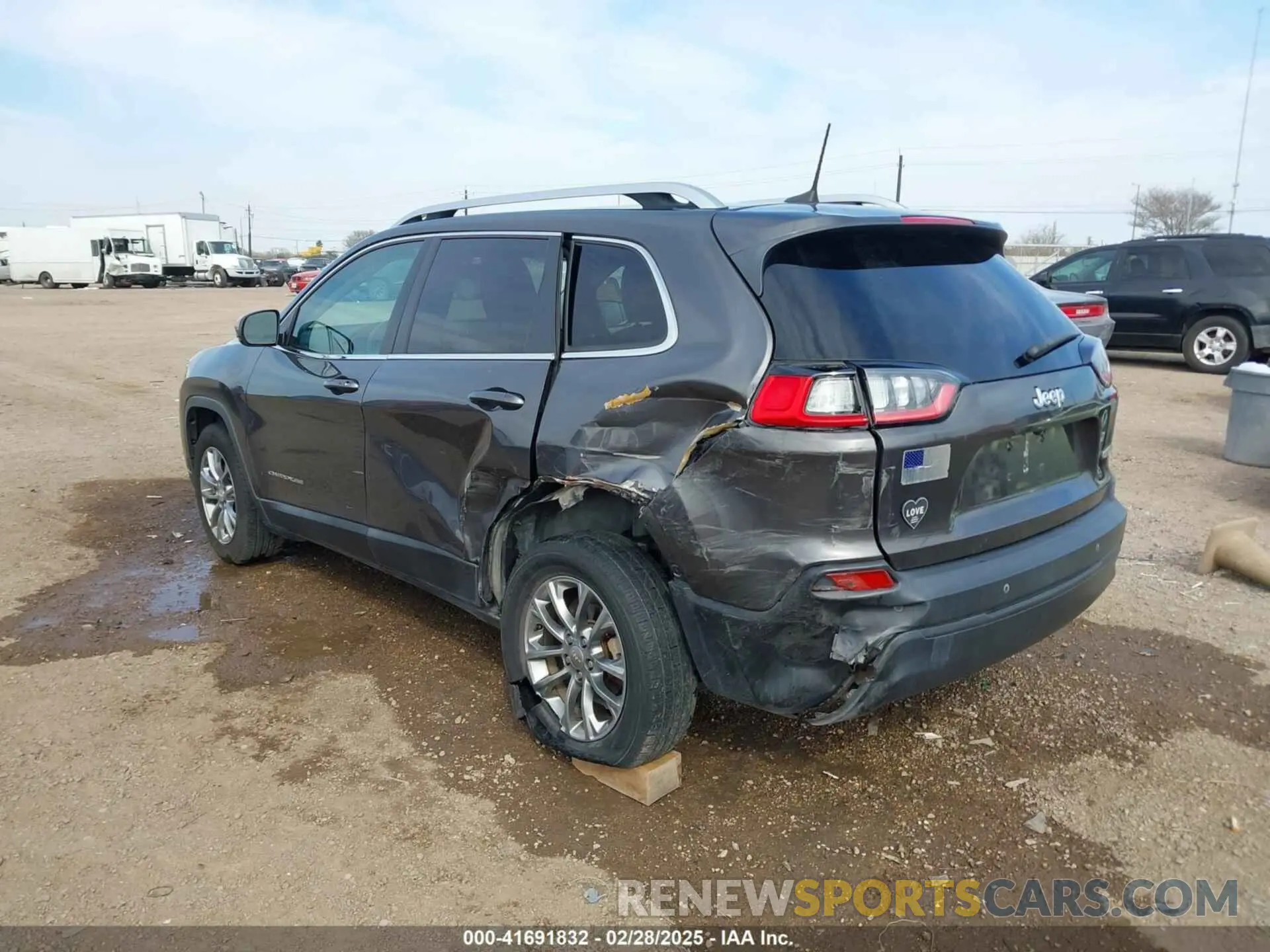 3 Photograph of a damaged car 1C4PJLLB4KD403310 JEEP CHEROKEE 2019
