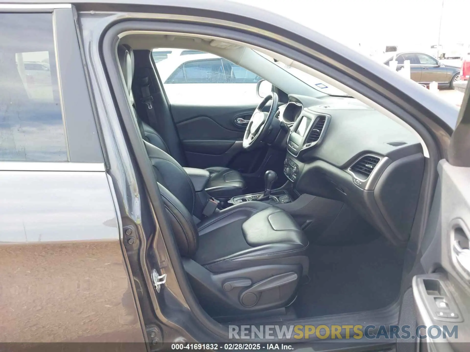 5 Photograph of a damaged car 1C4PJLLB4KD403310 JEEP CHEROKEE 2019