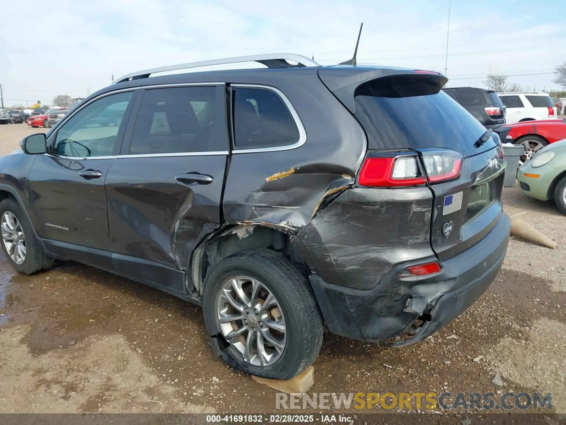 6 Photograph of a damaged car 1C4PJLLB4KD403310 JEEP CHEROKEE 2019