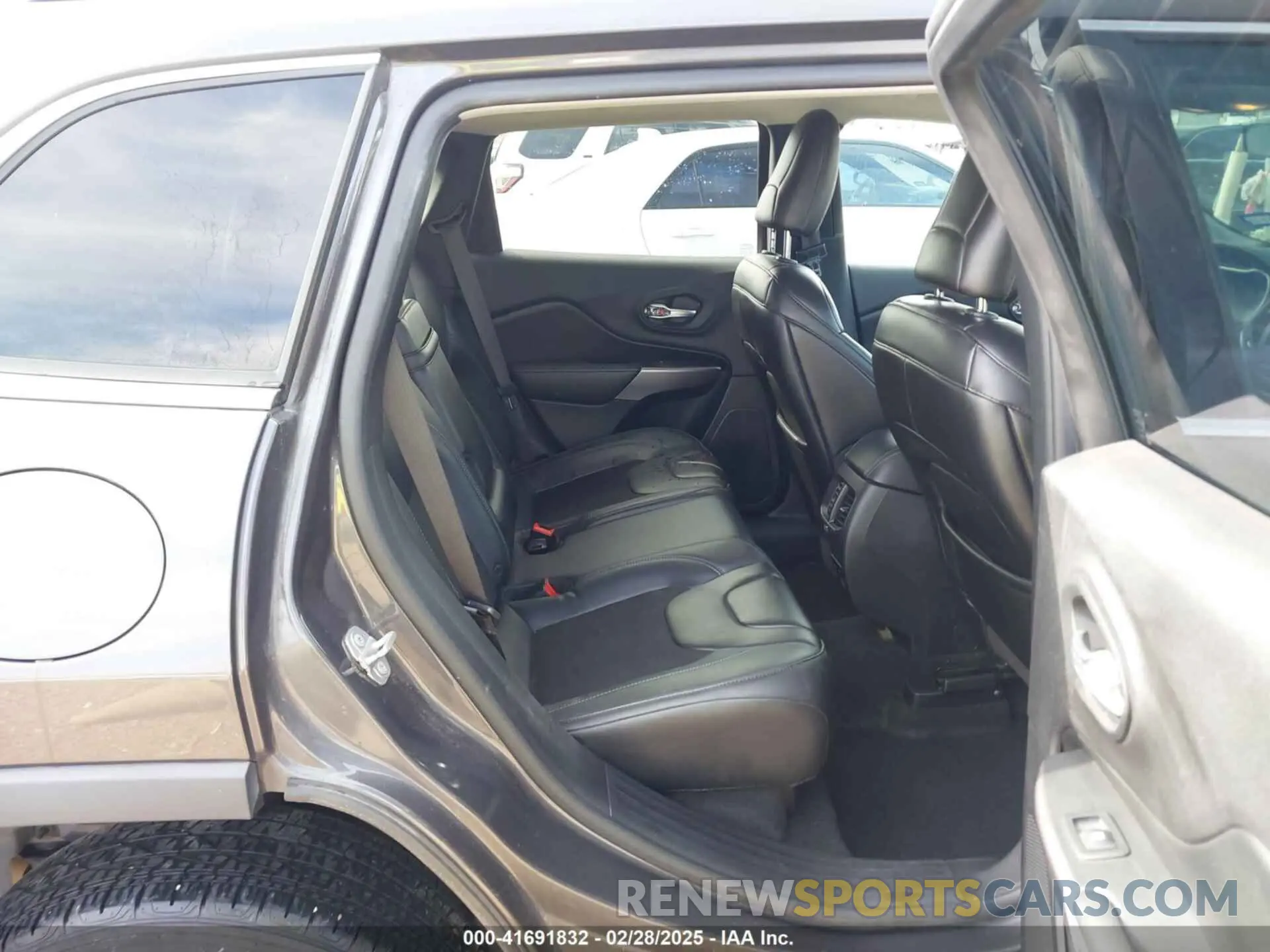 8 Photograph of a damaged car 1C4PJLLB4KD403310 JEEP CHEROKEE 2019