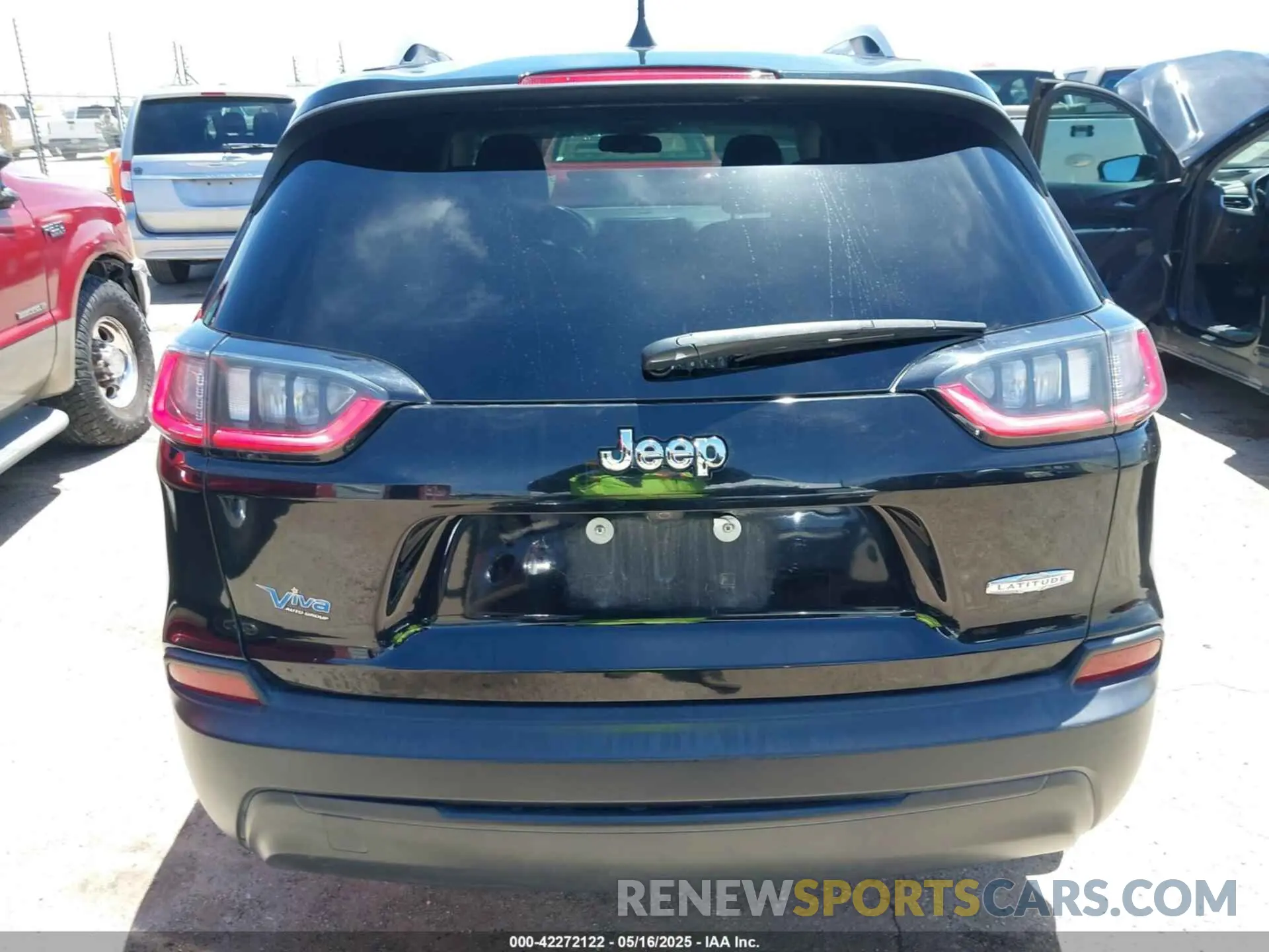 16 Photograph of a damaged car 1C4PJLLB5KD226332 JEEP CHEROKEE 2019
