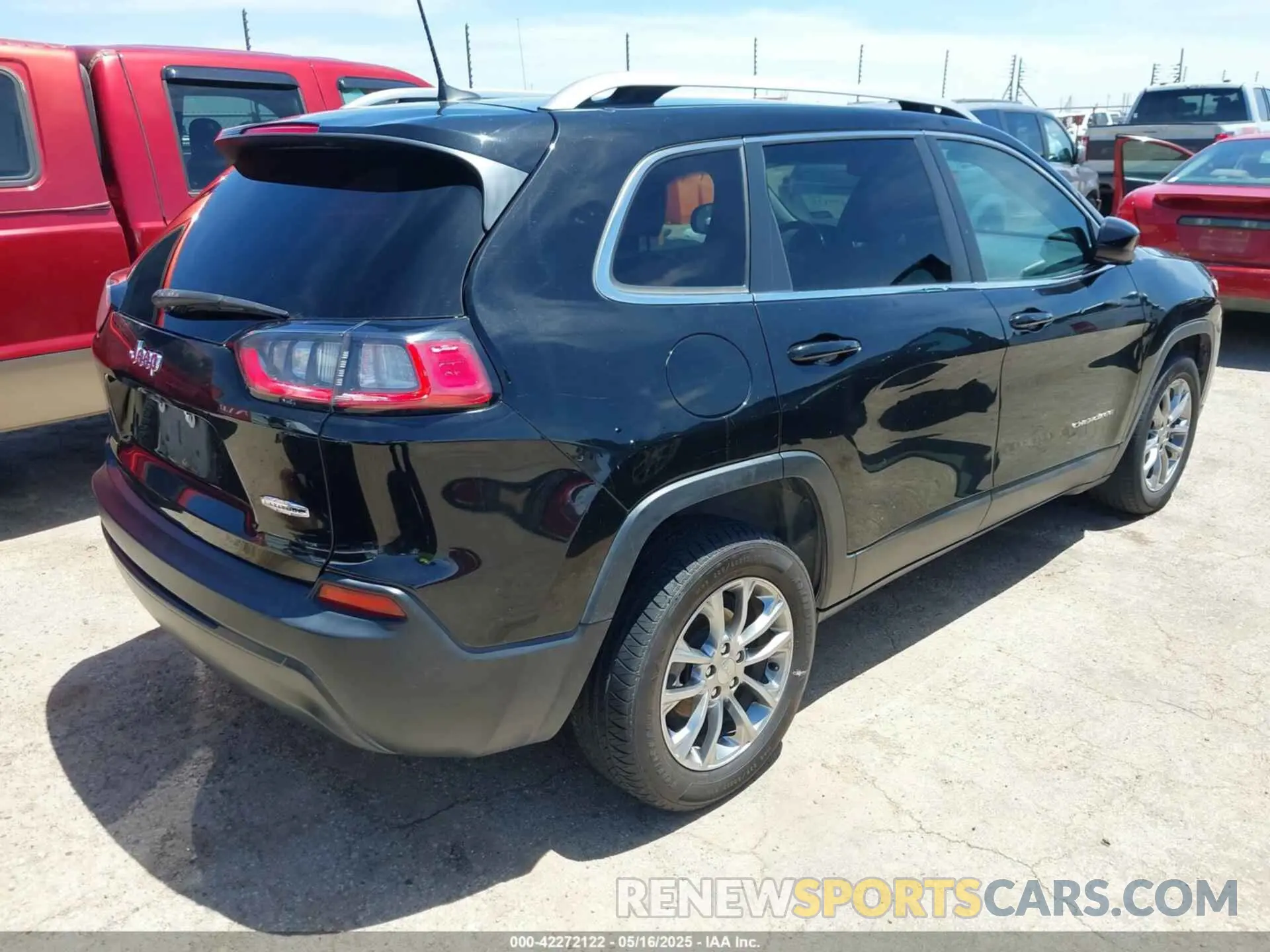 4 Photograph of a damaged car 1C4PJLLB5KD226332 JEEP CHEROKEE 2019