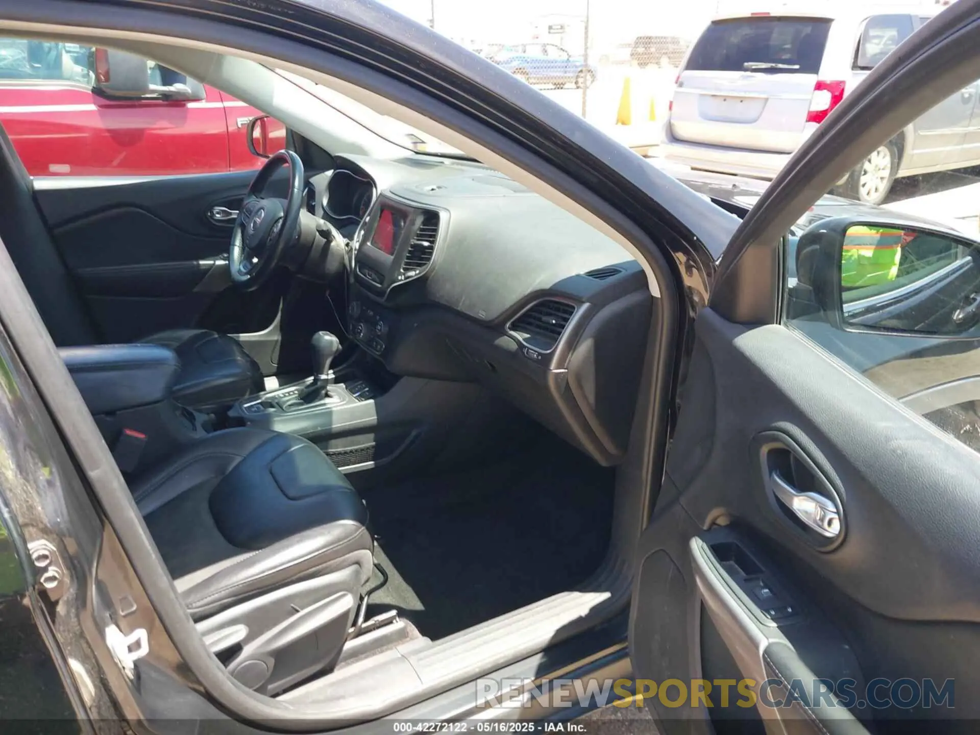 5 Photograph of a damaged car 1C4PJLLB5KD226332 JEEP CHEROKEE 2019