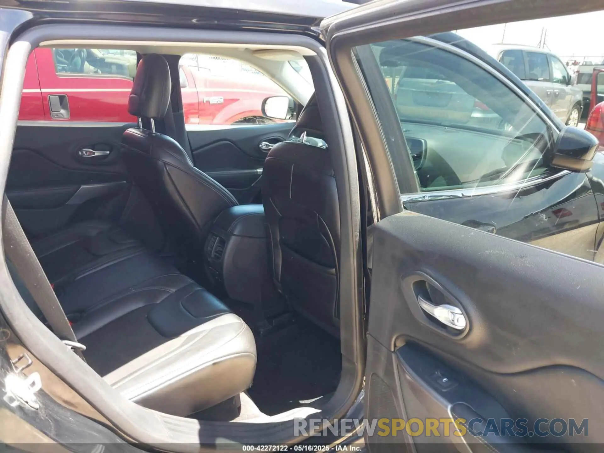 8 Photograph of a damaged car 1C4PJLLB5KD226332 JEEP CHEROKEE 2019