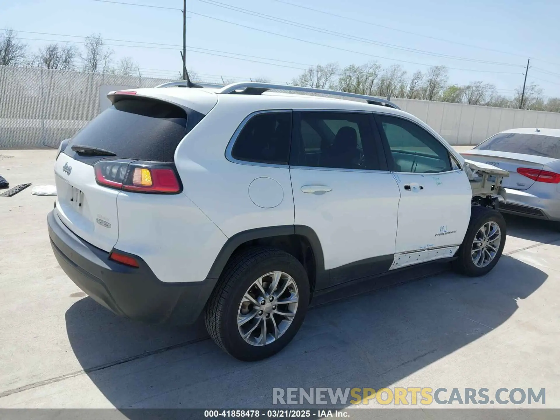4 Photograph of a damaged car 1C4PJLLB5KD301109 JEEP CHEROKEE 2019