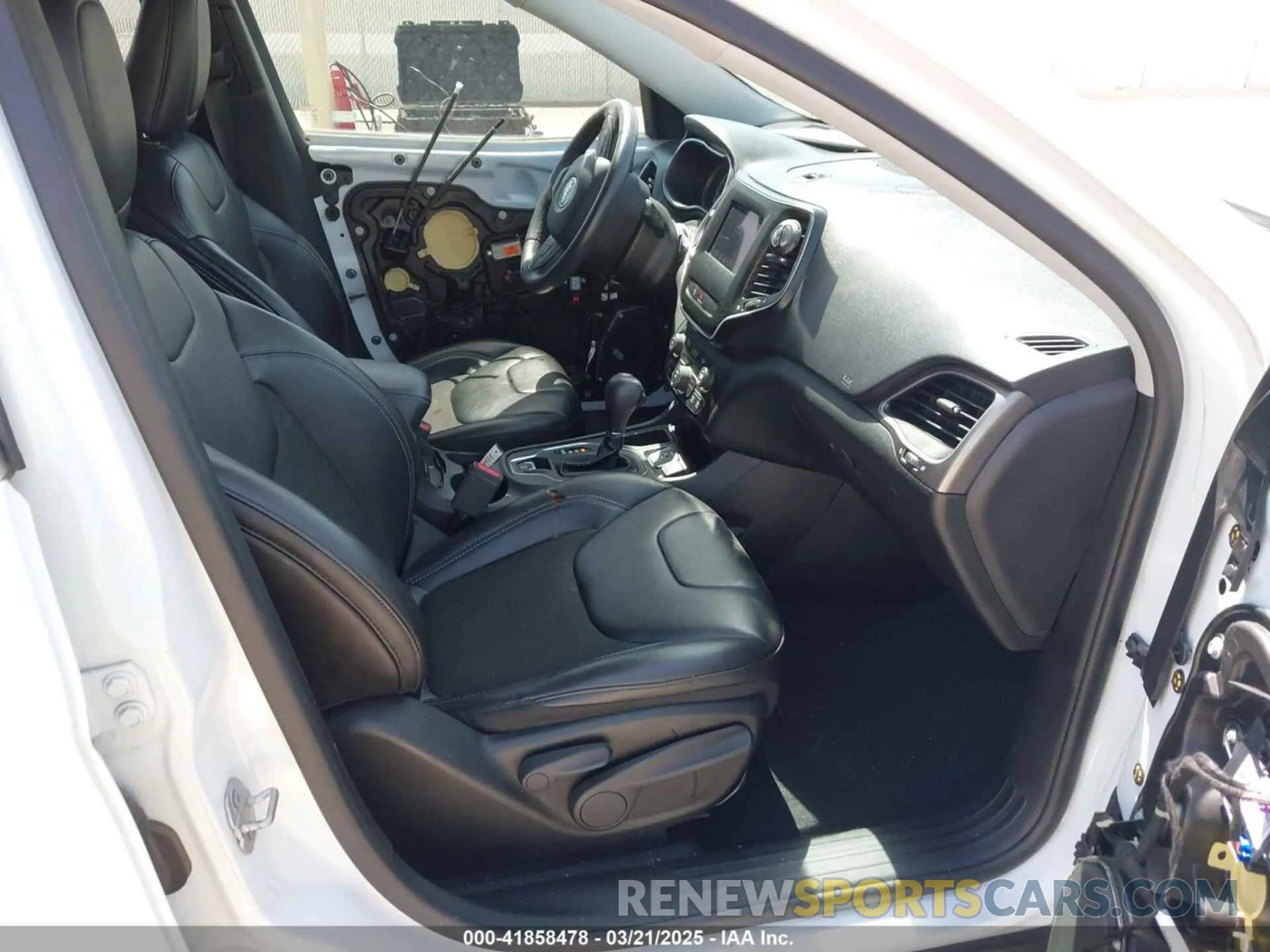 5 Photograph of a damaged car 1C4PJLLB5KD301109 JEEP CHEROKEE 2019