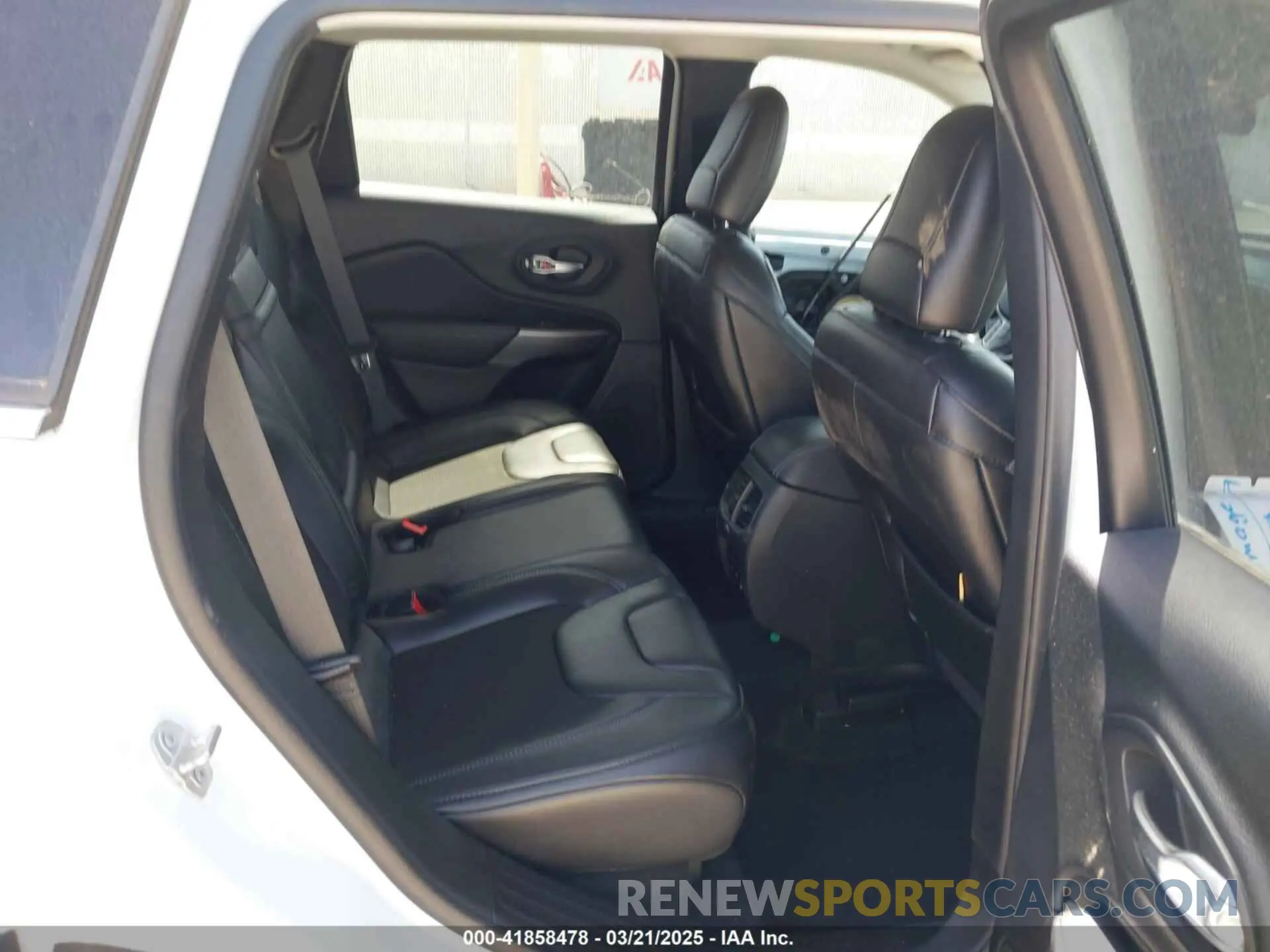8 Photograph of a damaged car 1C4PJLLB5KD301109 JEEP CHEROKEE 2019