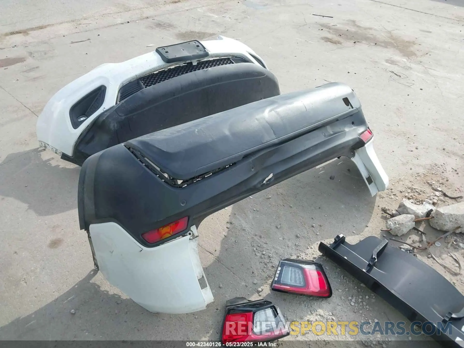 12 Photograph of a damaged car 1C4PJLLB5KD331890 JEEP CHEROKEE 2019