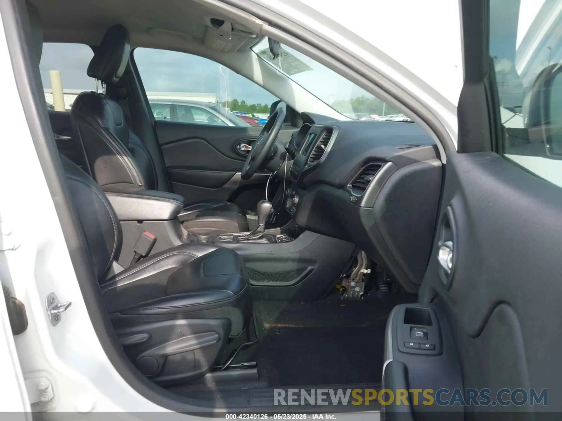 5 Photograph of a damaged car 1C4PJLLB5KD331890 JEEP CHEROKEE 2019
