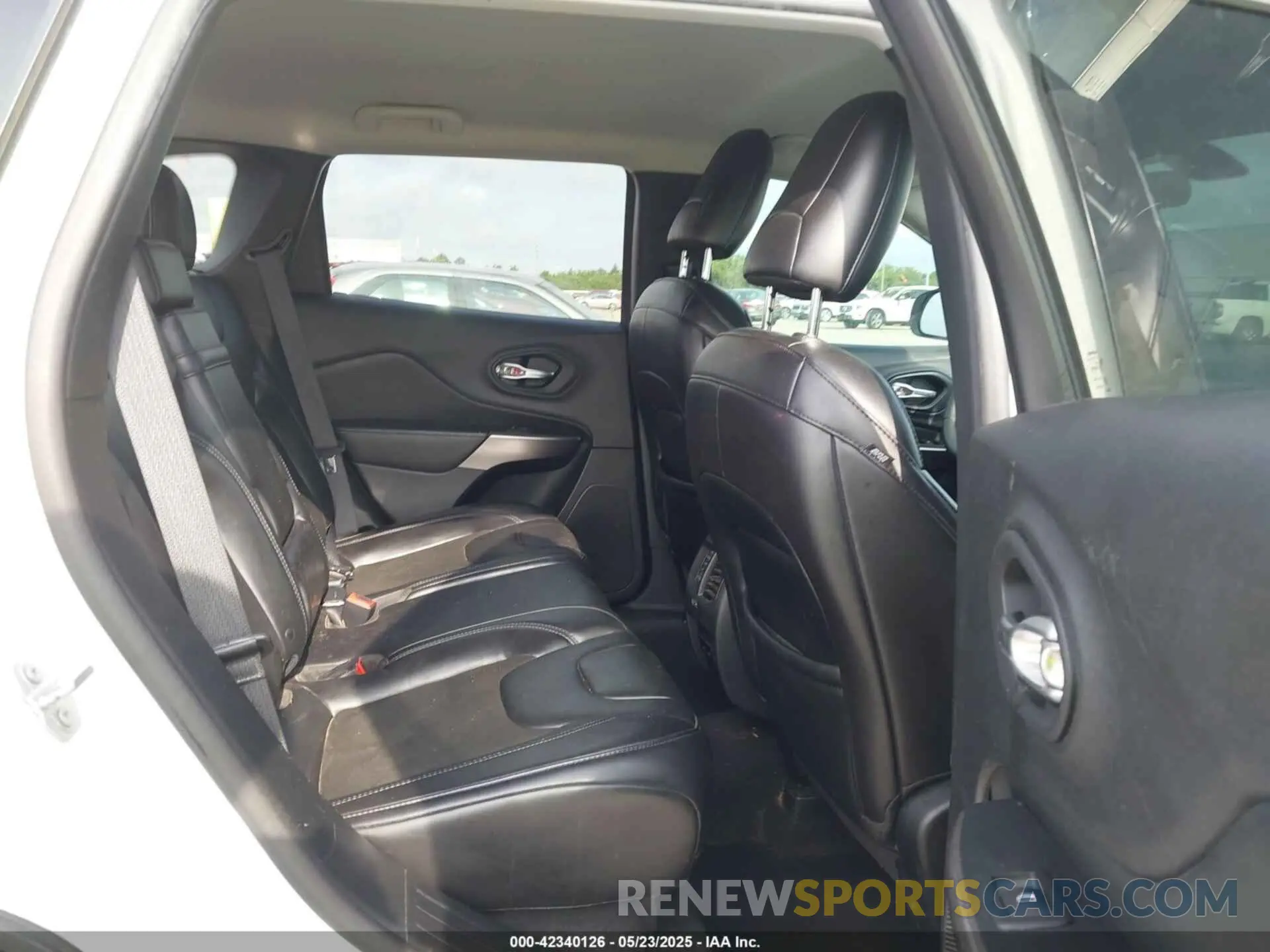 8 Photograph of a damaged car 1C4PJLLB5KD331890 JEEP CHEROKEE 2019