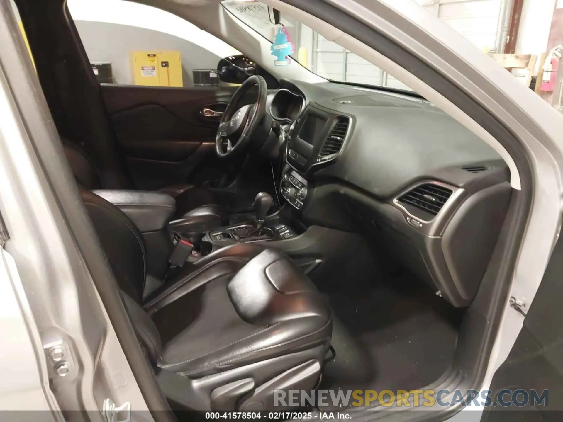 5 Photograph of a damaged car 1C4PJLLB6KD316489 JEEP CHEROKEE 2019