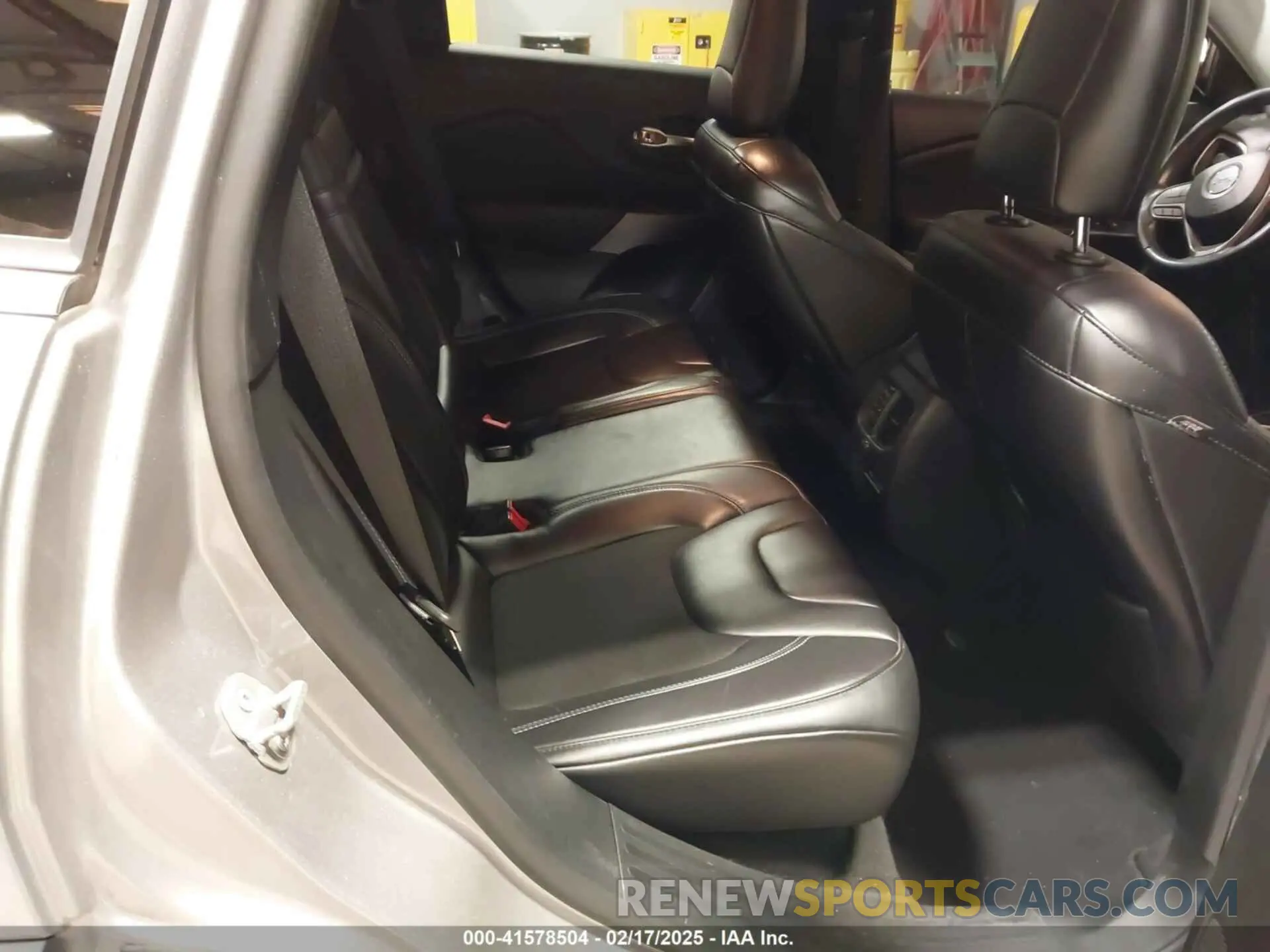 8 Photograph of a damaged car 1C4PJLLB6KD316489 JEEP CHEROKEE 2019
