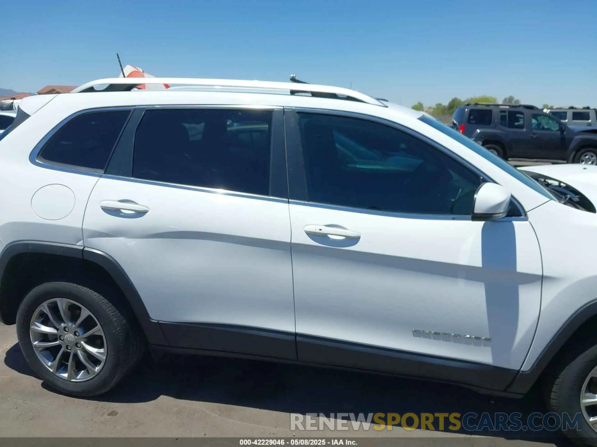 14 Photograph of a damaged car 1C4PJLLB6KD420089 JEEP CHEROKEE 2019