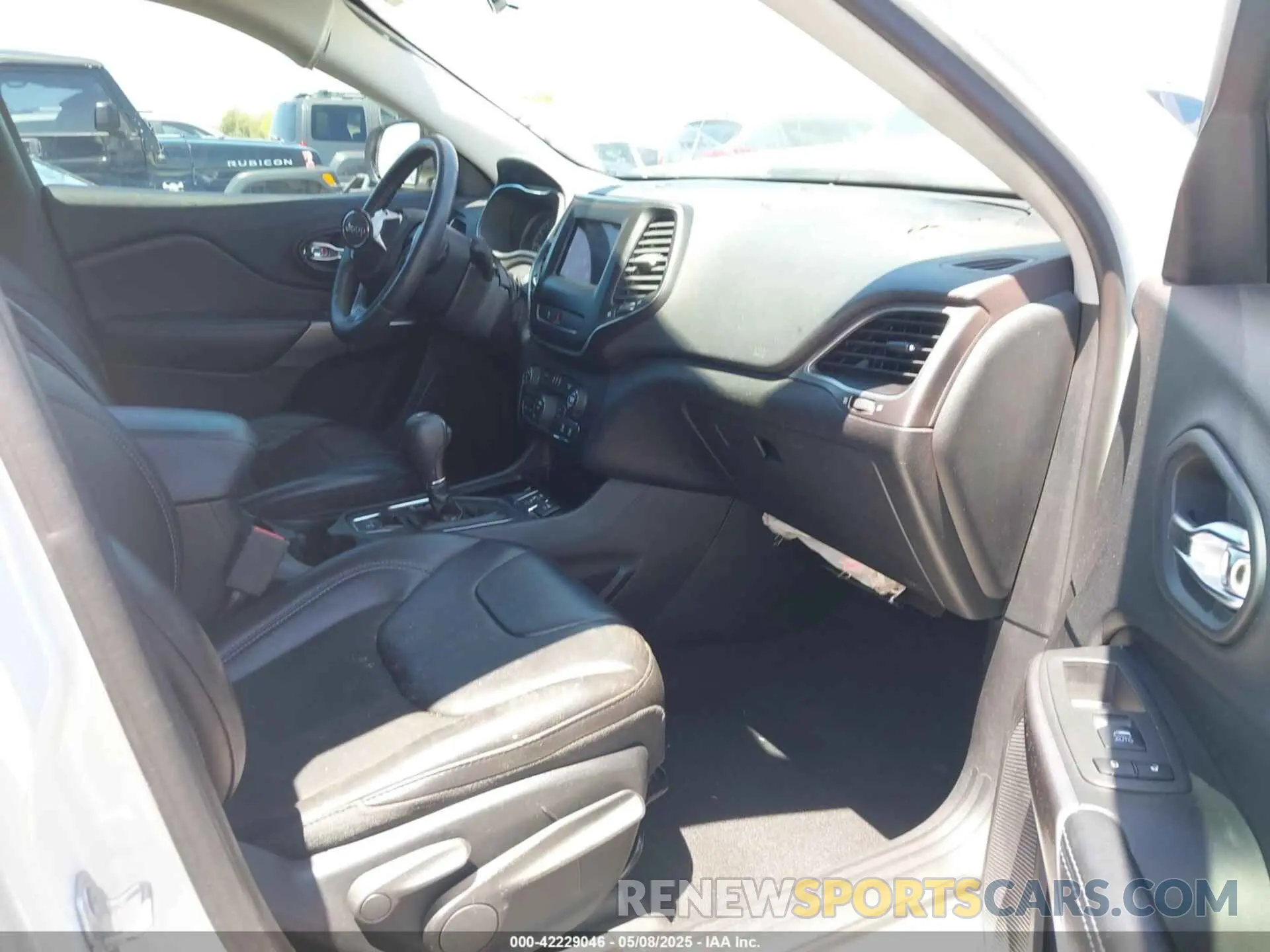 5 Photograph of a damaged car 1C4PJLLB6KD420089 JEEP CHEROKEE 2019