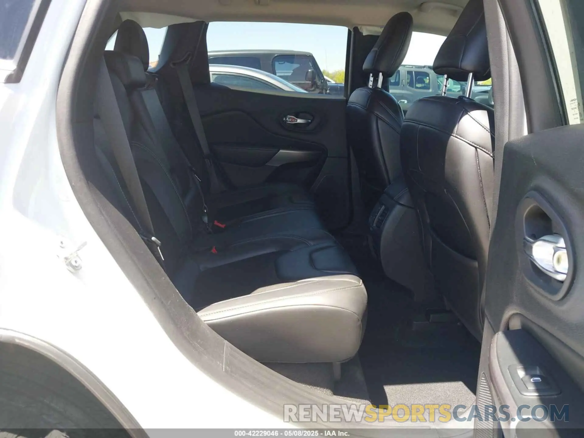 8 Photograph of a damaged car 1C4PJLLB6KD420089 JEEP CHEROKEE 2019