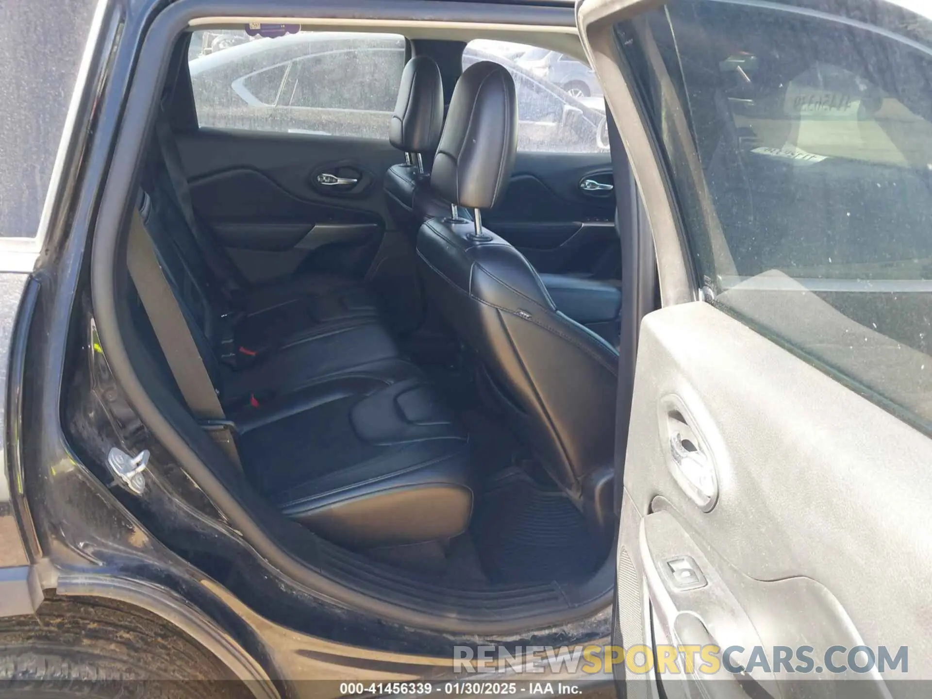 8 Photograph of a damaged car 1C4PJLLB7KD205935 JEEP CHEROKEE 2019