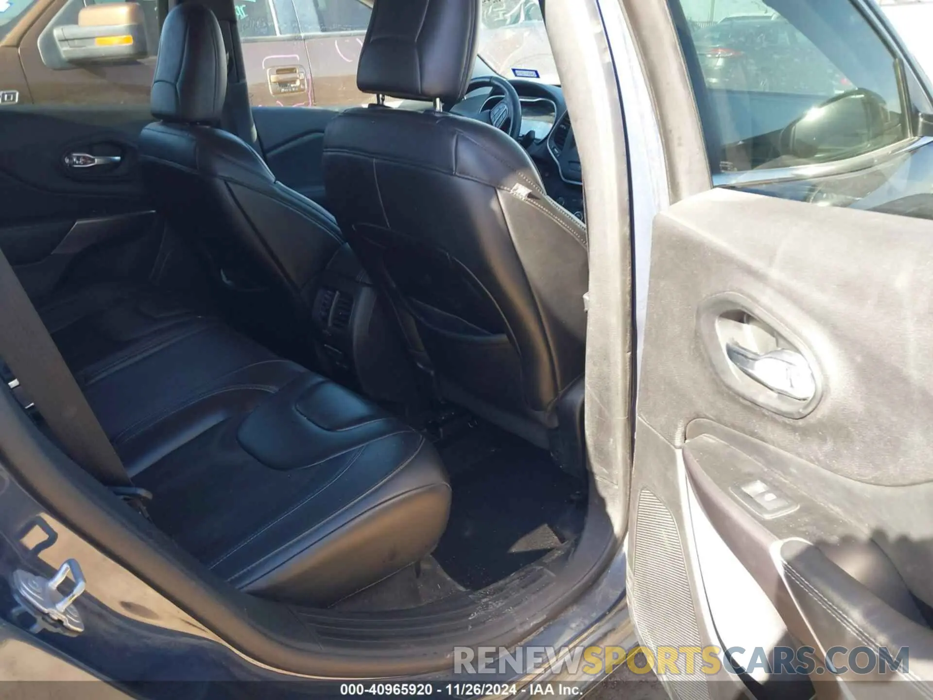 8 Photograph of a damaged car 1C4PJLLB7KD434115 JEEP CHEROKEE 2019