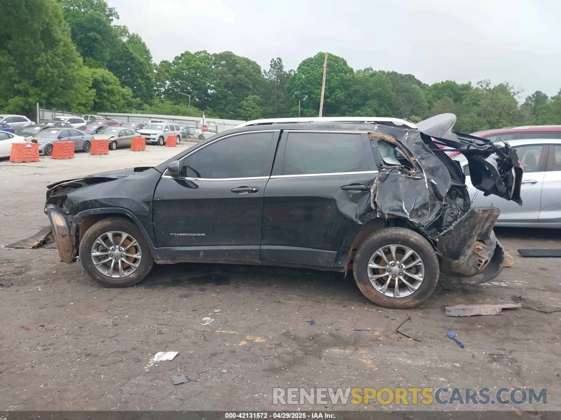 14 Photograph of a damaged car 1C4PJLLB7KD482634 JEEP CHEROKEE 2019