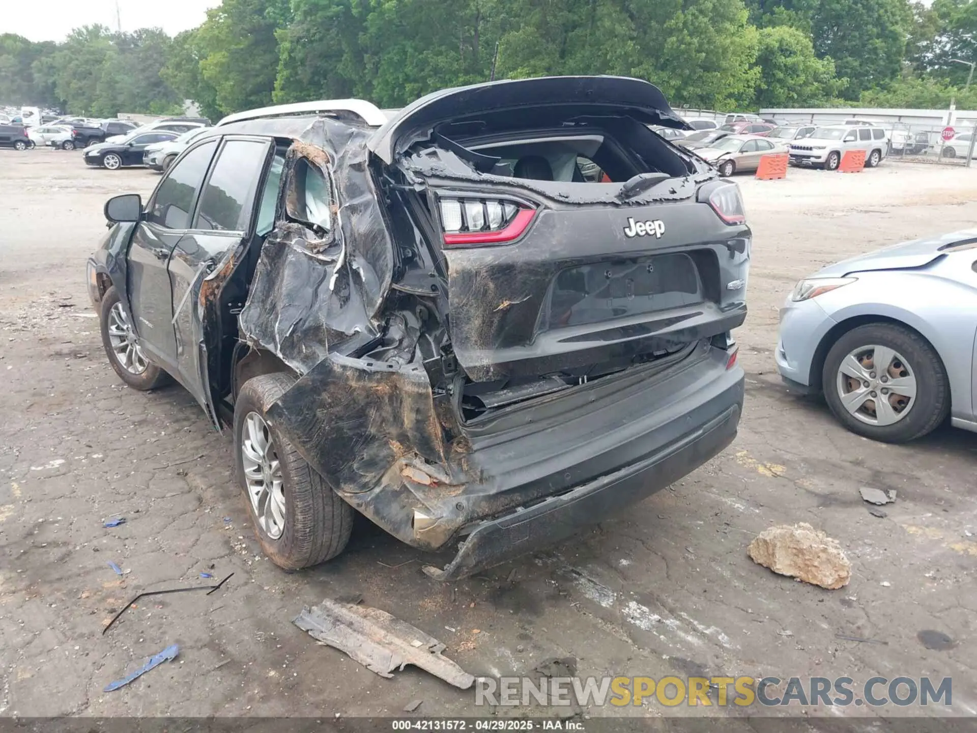 3 Photograph of a damaged car 1C4PJLLB7KD482634 JEEP CHEROKEE 2019