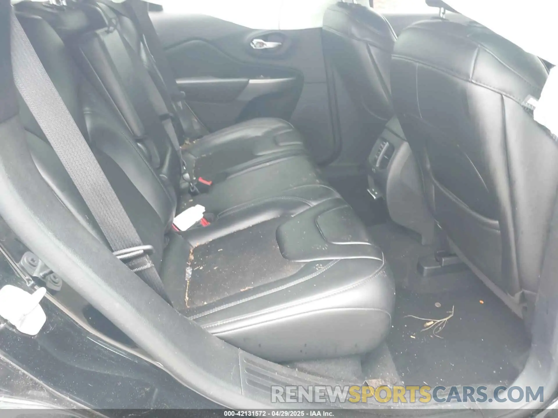 8 Photograph of a damaged car 1C4PJLLB7KD482634 JEEP CHEROKEE 2019