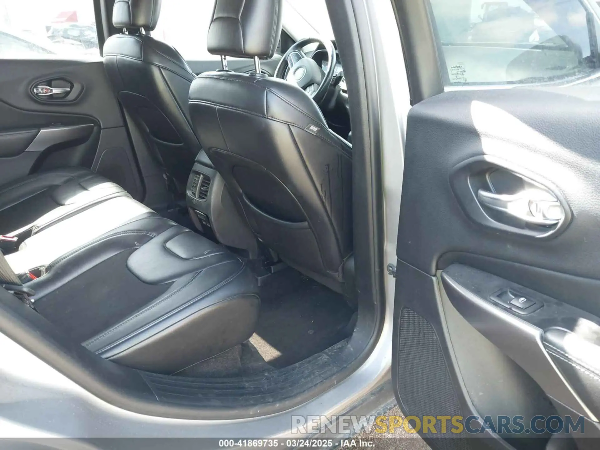 8 Photograph of a damaged car 1C4PJLLB8KD144661 JEEP CHEROKEE 2019